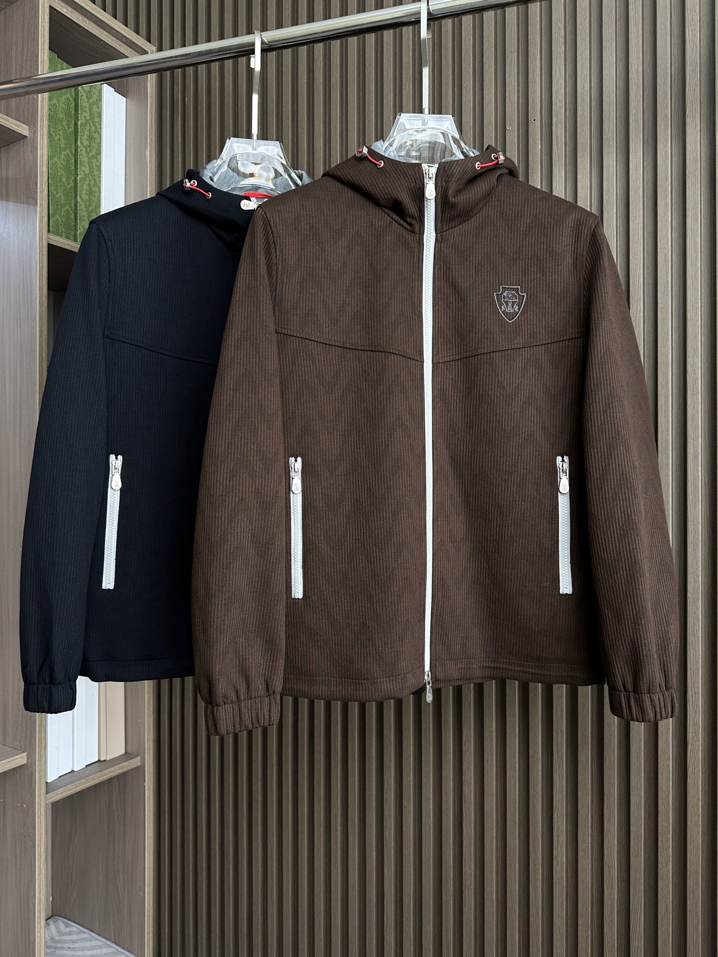 BC家2025fw男装秋冬新品条绒连帽外套Moto连帽设计，在保持时尚感的同时，还能在一定程度上抵御风寒