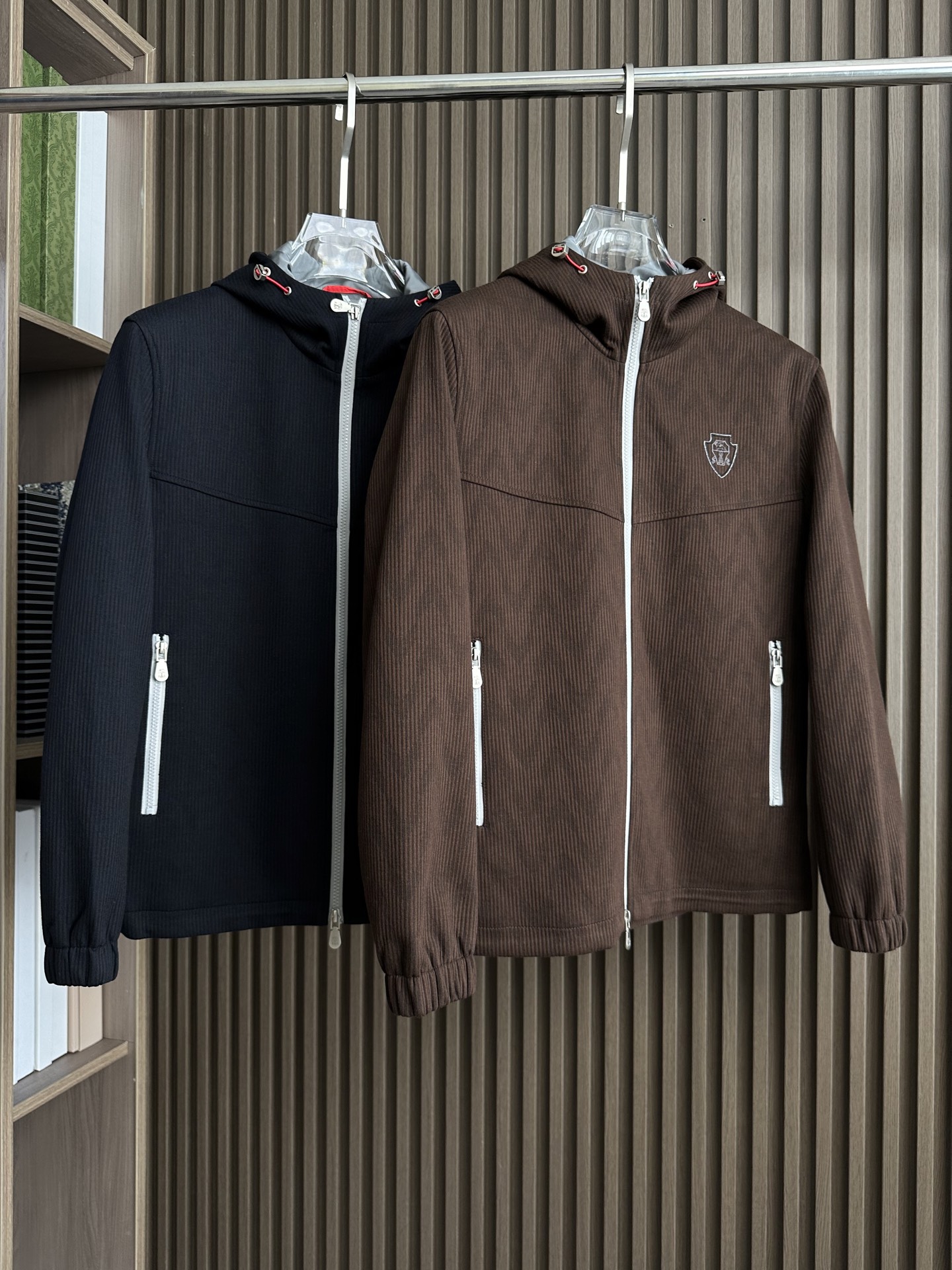 BC家2025fw男装秋冬新品条绒连帽外套Moto连帽设计，在保持时尚感的同时，还能在一定程度上抵御风寒