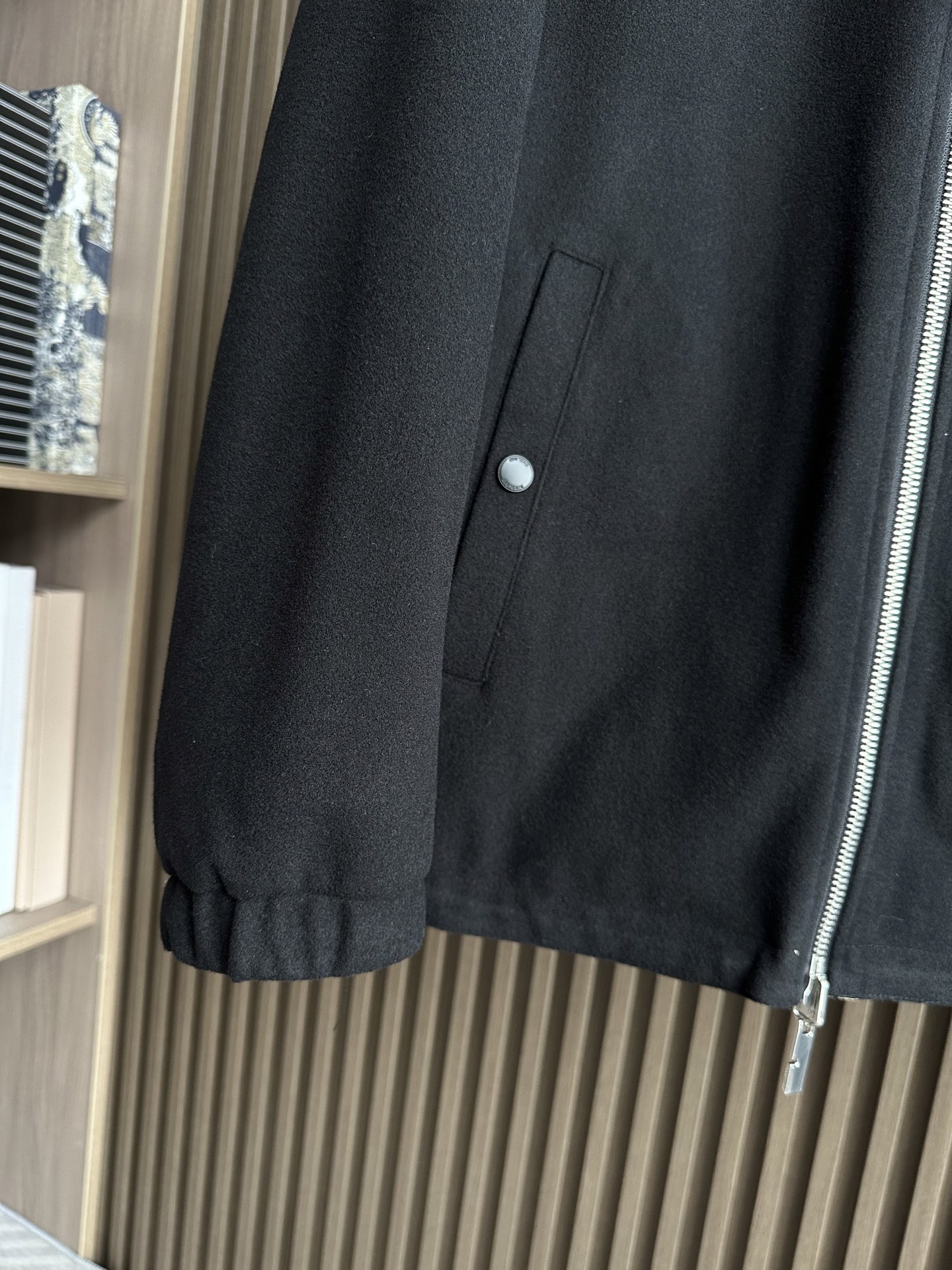 BBR巴家25FW秋冬新款羊毛连帽双面穿夹克外套，简约而利落的立领设计便足以吸引你的目光。不仅为整体造型