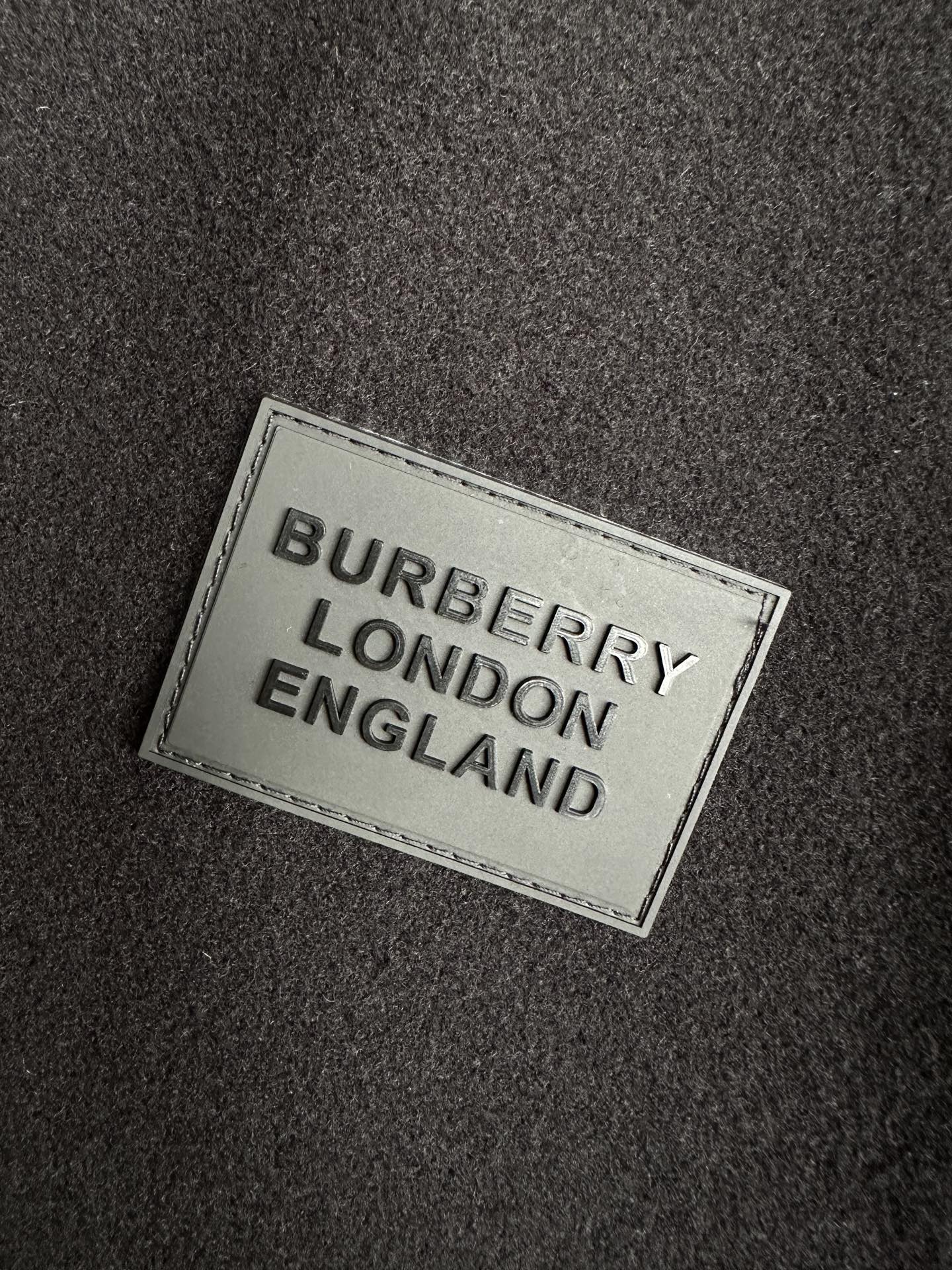 BBR巴家25FW秋冬新款羊毛连帽双面穿夹克外套，简约而利落的立领设计便足以吸引你的目光。不仅为整体造型