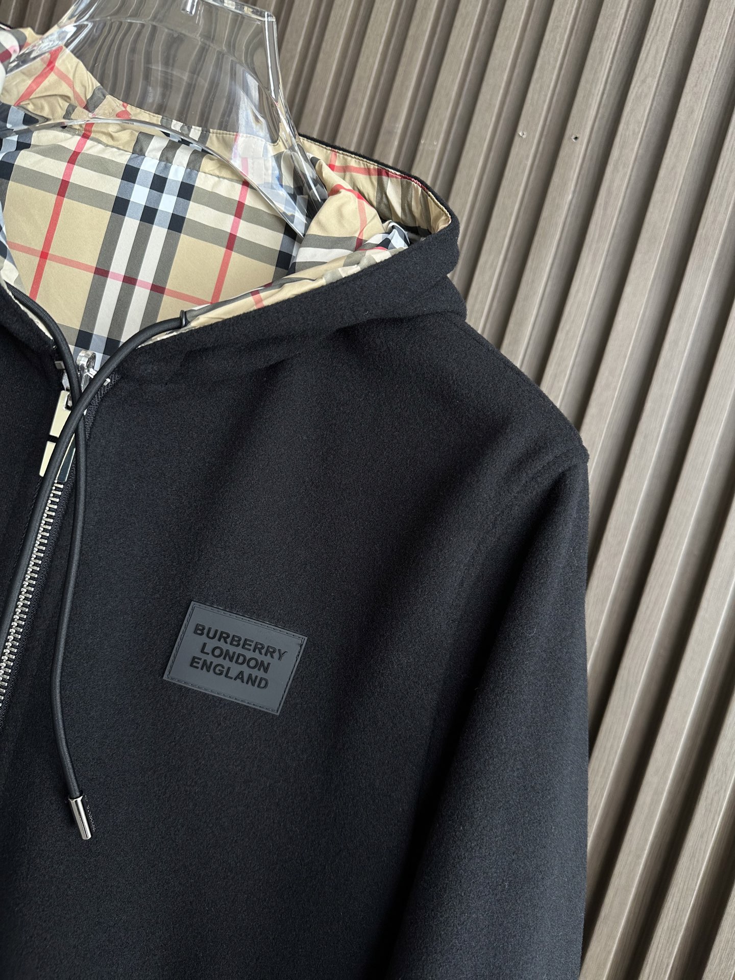 BBR巴家25FW秋冬新款羊毛连帽双面穿夹克外套，简约而利落的立领设计便足以吸引你的目光。不仅为整体造型