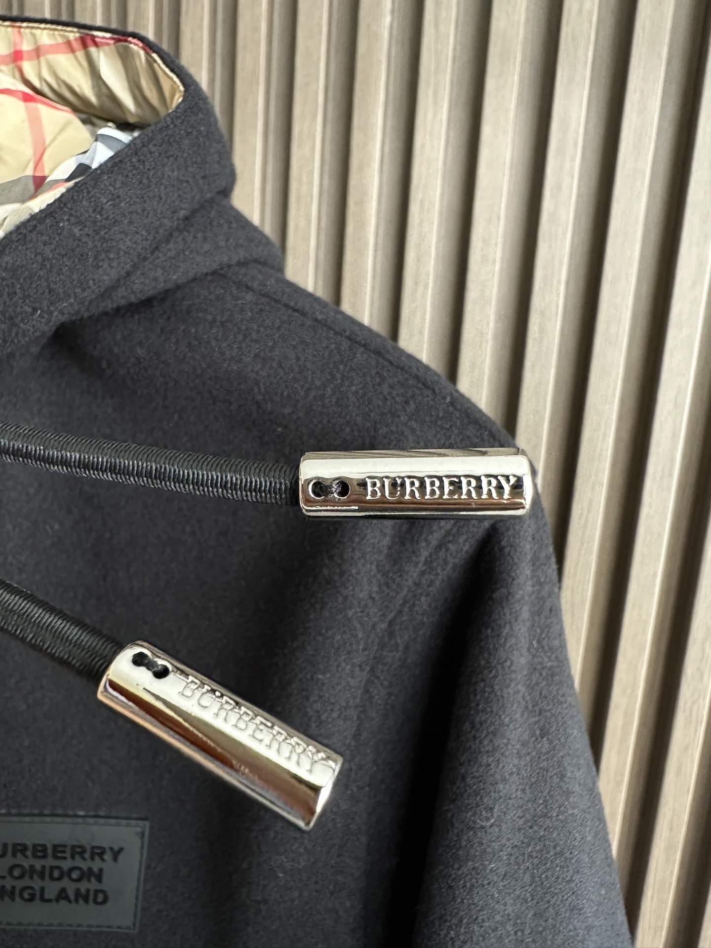 BBR巴家25FW秋冬新款羊毛连帽双面穿夹克外套，简约而利落的立领设计便足以吸引你的目光。不仅为整体造型