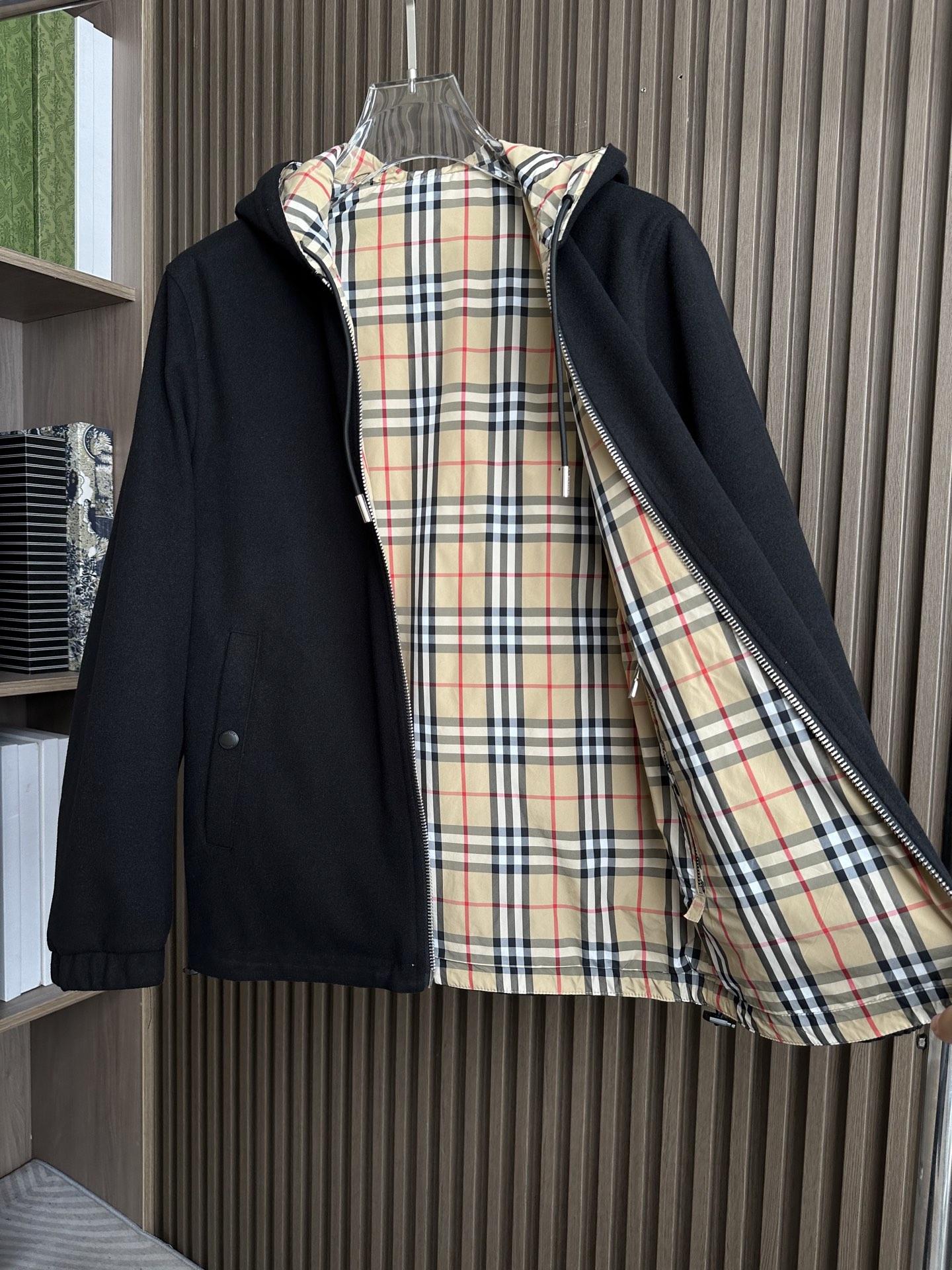 BBR巴家25FW秋冬新款羊毛连帽双面穿夹克外套，简约而利落的立领设计便足以吸引你的目光。不仅为整体造型