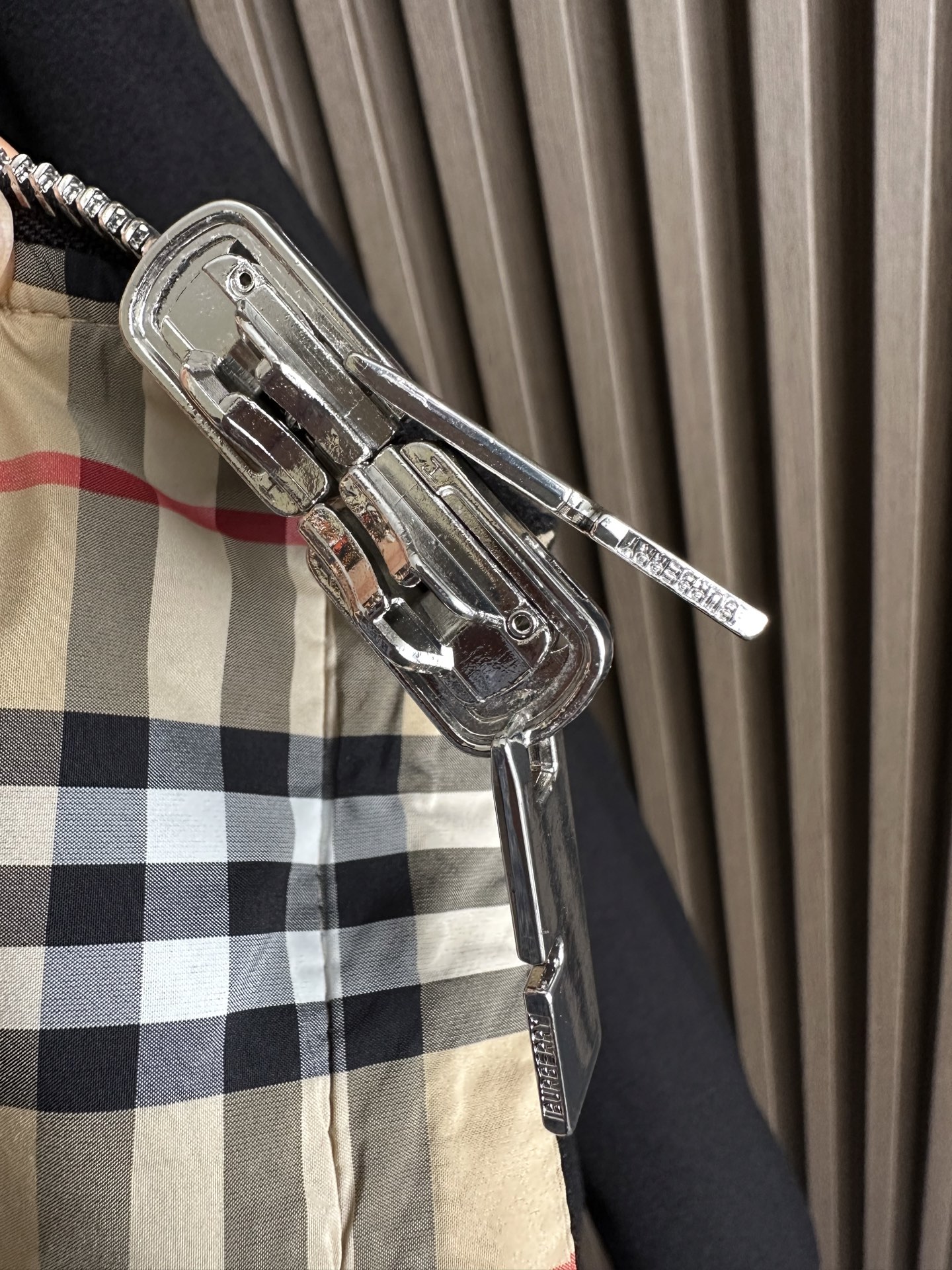 BBR巴家25FW秋冬新款羊毛连帽双面穿夹克外套，简约而利落的立领设计便足以吸引你的目光。不仅为整体造型