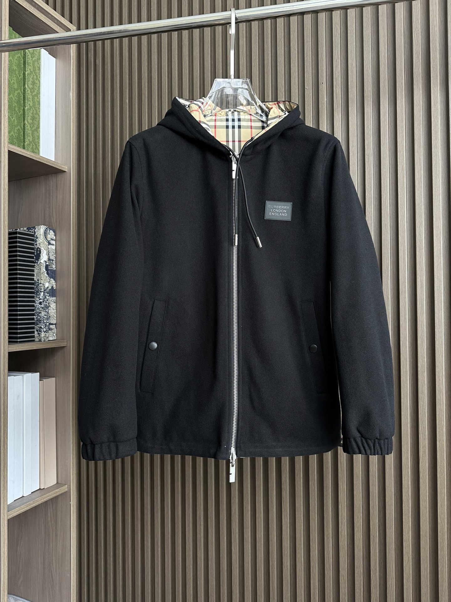 BBR巴家25FW秋冬新款羊毛连帽双面穿夹克外套，简约而利落的立领设计便足以吸引你的目光。不仅为整体造型