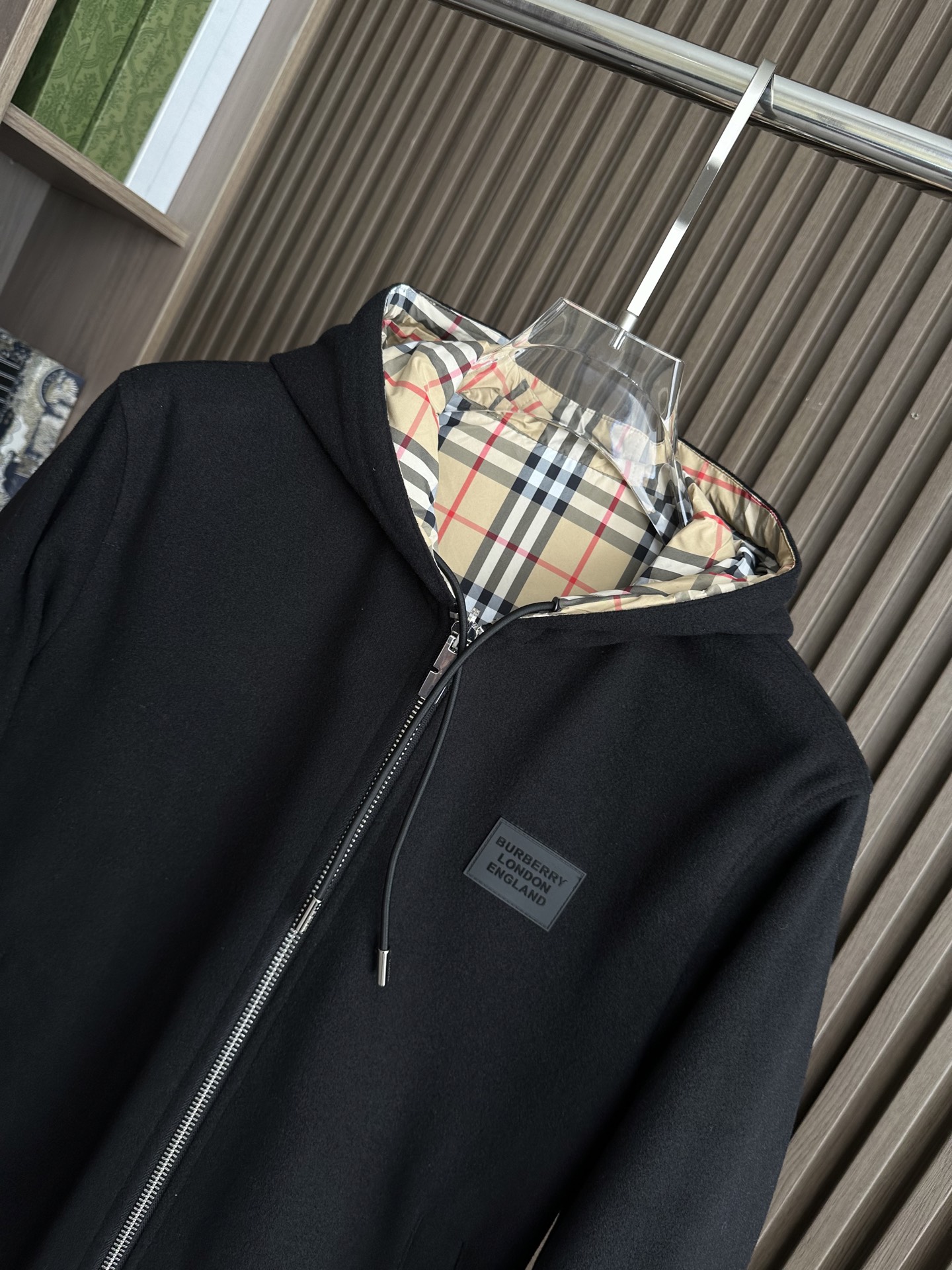 BBR巴家25FW秋冬新款羊毛连帽双面穿夹克外套，简约而利落的立领设计便足以吸引你的目光。不仅为整体造型