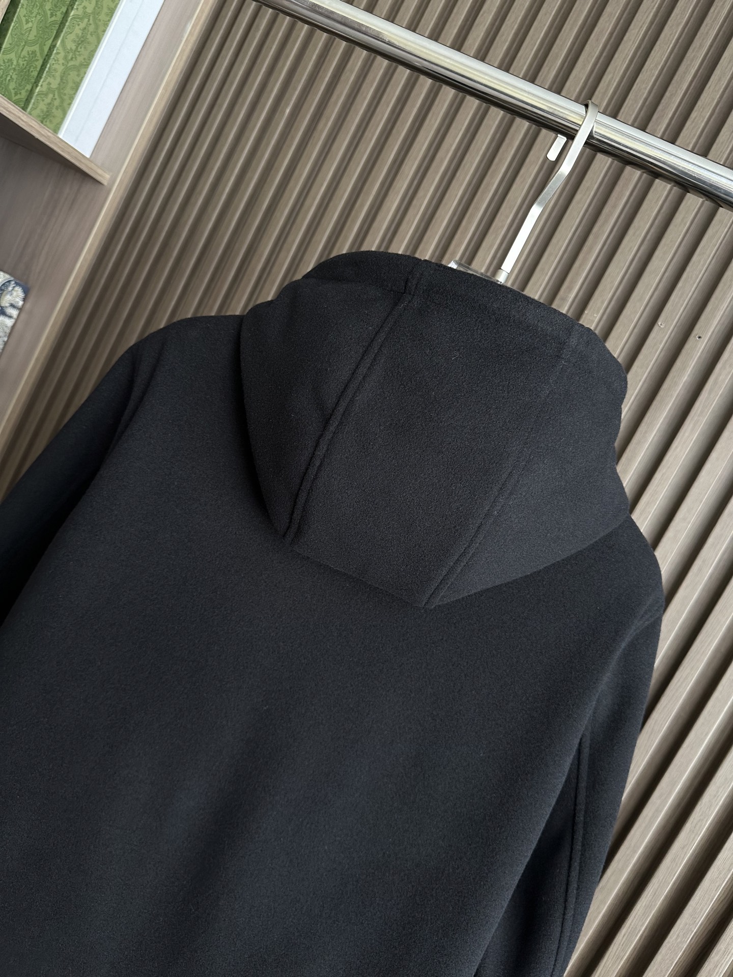 BBR巴家25FW秋冬新款羊毛连帽双面穿夹克外套，简约而利落的立领设计便足以吸引你的目光。不仅为整体造型