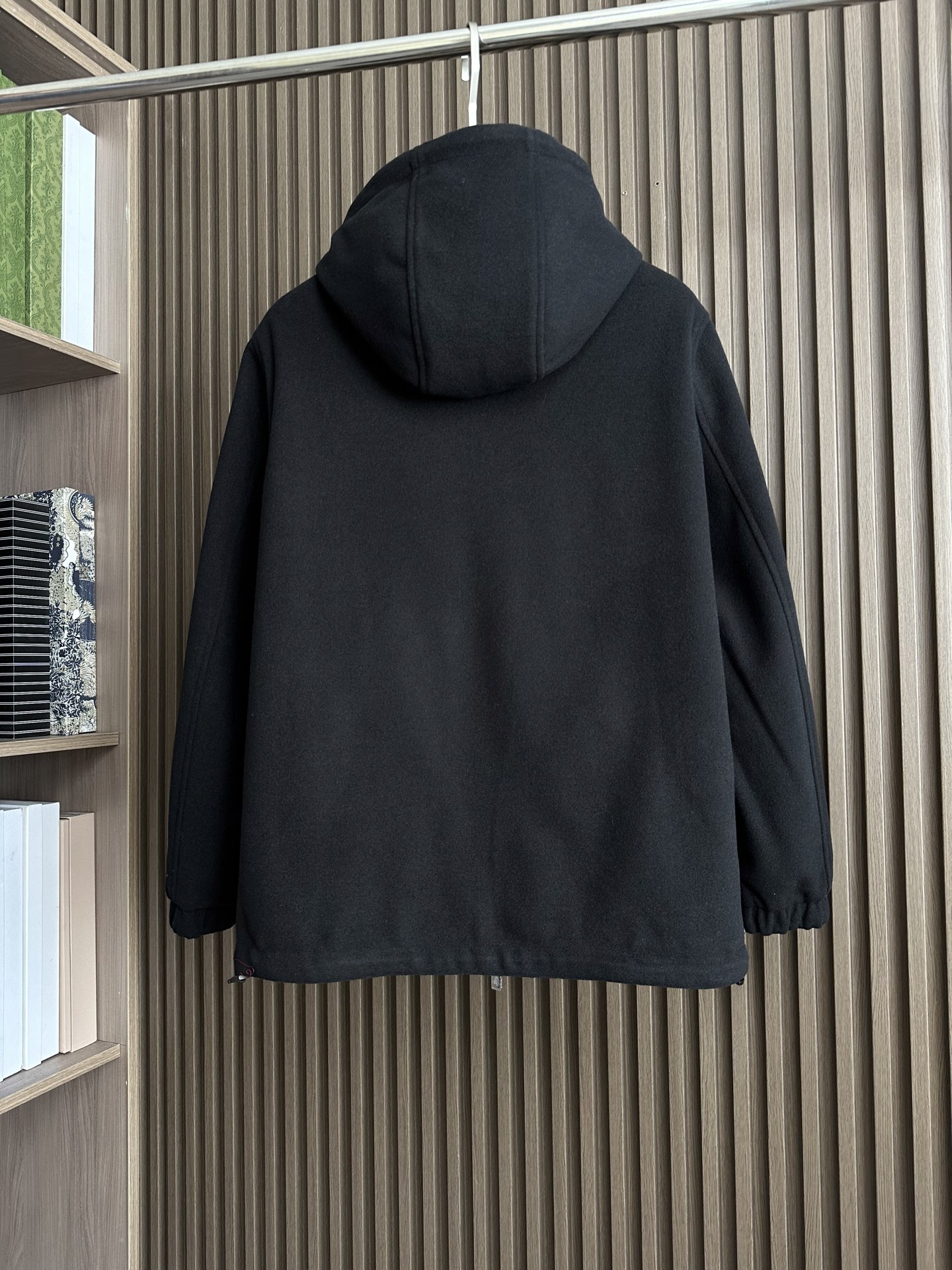 BBR巴家25FW秋冬新款羊毛连帽双面穿夹克外套，简约而利落的立领设计便足以吸引你的目光。不仅为整体造型