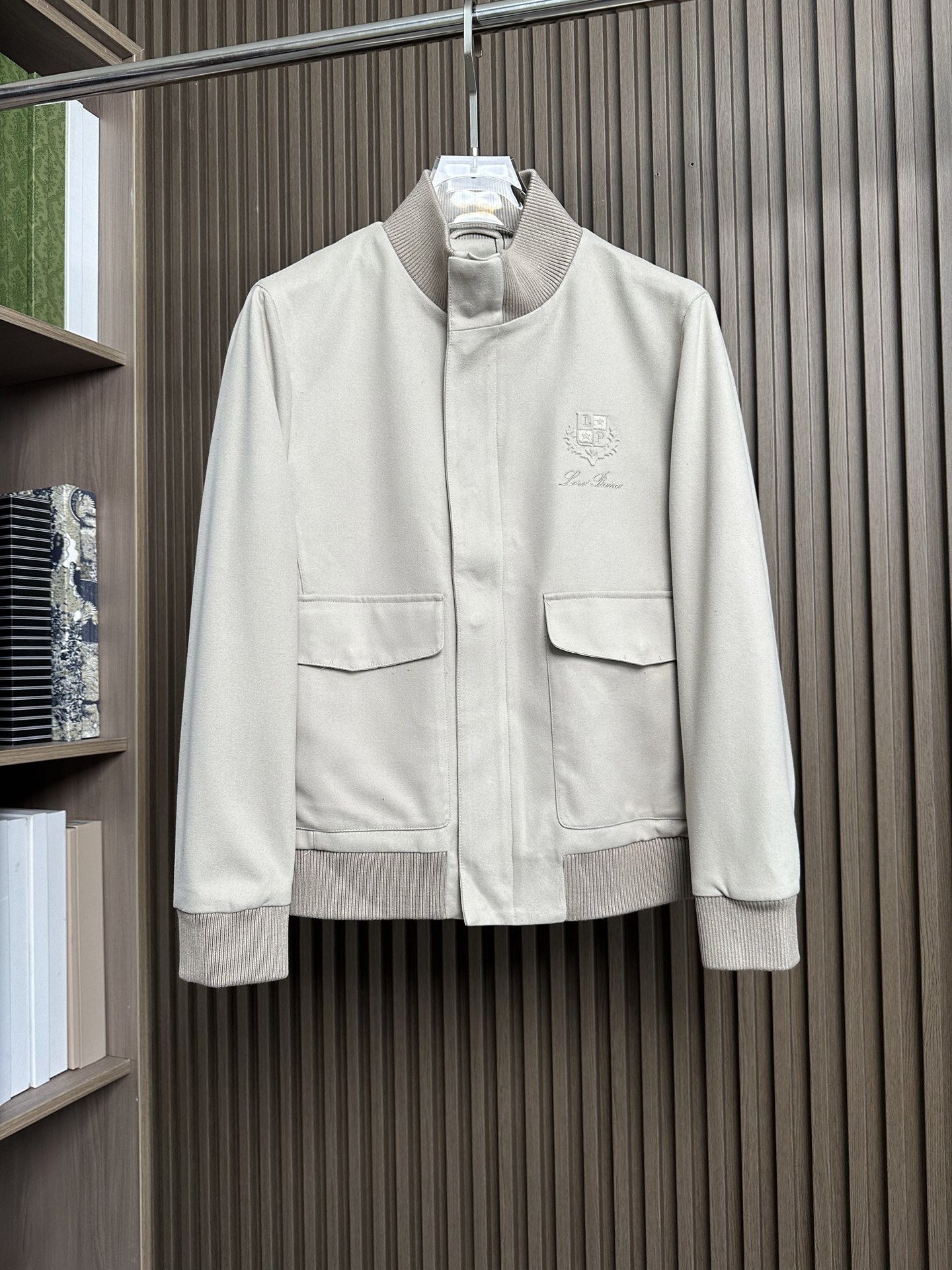 NO:565853,LP Nuoyou Piana 25FW autumn and winter old money style stand-collar jacket is made of suede fabric imported from South Korea. It not only feels excellent but is also three-dimensional and stylish. It perfectly blends the calmness of business and the ease of leisure. It is suitable for various occasions. The official website is synchronized. The color is light khaki, dark coffee, black. Size 48-56, loro piana, jackets & coats, alexander wang19860909LP诺悠翩雅25FW秋冬老钱风立领外套 选用韩国进口反绒皮面料 不仅手感极佳而且立体有型 完美融合商务的沉稳与休闲的自在 适配各种场合 官网同步 颜色浅卡其,深咖啡,黑 码数48-56,,loro piana,jackets & coats,alexander wang,Men's clothing