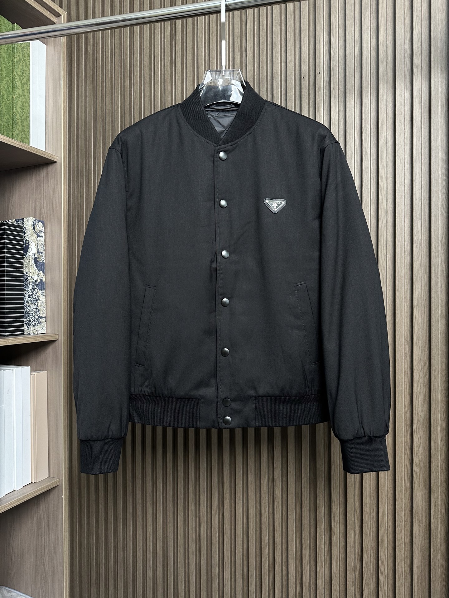 NO:565822,PRADA 25FW new autumn and winter baseball cotton jacket. Classic and versatile. The hardware is equipped with Prada's classic triangle logo and customized buttons. Whether it is casual sports or daily wear, it is very fashionable and individual. Size 48-56,, prada, prada, alexander wang19860909PRADA 普拉达25FW秋冬新款棒球棉服 经典百搭款 五金配有Prada经典三角标logo 定制钮扣 无论是休闲运动还是日常穿着 都非常显时尚感和个性度 码数48-56,,prada,prada,alexander wang,Men's clothing