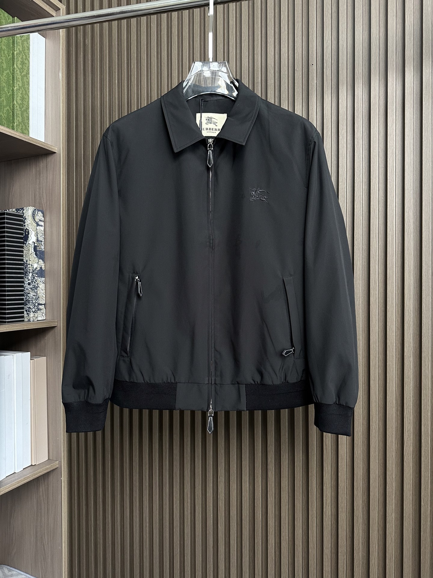 NO:565826,BUR channel new product order.l is perfectly presented as the most practical jacket in the new season. 2025SS new autumn and winter men's business lapel warhorse cotton jacket and quilted jacket. 2025SS new autumn and winter Bur*erry men's lapel jacket. The texture is as strong and durable as canvas, it feels delicate and smooth, light and breathable, and is beautiful and fashionable. It is different from ordinary light and thin polyester nylon.  The zipper placket shows the British fashion temperament. The wiring is well-proportioned and neat, and the cutting design process shows Bur's unique charm. The original customer-grade accessories are designed to be both fashionable and fashionable. Color black Size 48-56 Shoulder width 47 Bust 108 Clothing length 65 Sleeve length 60,, burberry, jackets & coats, alexander wang19860909BUR渠道新品订单.l完美呈现,做为新季最实用的外套 2025SS秋冬新品男士商务翻领战马棉外套 夹棉外套 2025SS秋冬新品 Bur*erry 男士翻领外套 质感犹如帆布般结实耐用,手感细腻光滑且轻盈透气兼具美观时尚,区别于一般轻薄聚酯尼龙. 拉链开襟彰显英伦时尚气质.走线匀称工整,裁剪设计工艺尽显Bur独具一格的魅力.原厂客供级别辅料用意非凡时尚兼备 颜色黑色 尺码48-56 48码肩宽47胸围108衣长65袖长60,,burberry,jackets & coats,alexander wang,Men's clothing