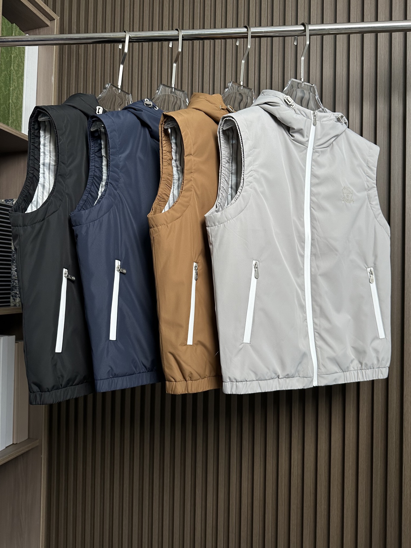 NO:565829,BC's 25FW autumn and winter hooded down vest, imported fabrics, customized hardware, simple and fashionable, suitable for business, leisure and other occasions, same style as celebrities, synchronized with counters, color black, navy blue, used, beige gray, code number 48-56,,chanel,down jacket,hats,alexander wang19860909BC家25FW秋冬连帽羽绒马甲 进口面料 定制五金 简约时尚 适配商务、休闲等多种场合 明星同款 专柜同步 颜色黑,藏蓝,用,米灰 码数48-56,,chanel,down jacket,hats,alexander wang,Men's clothing