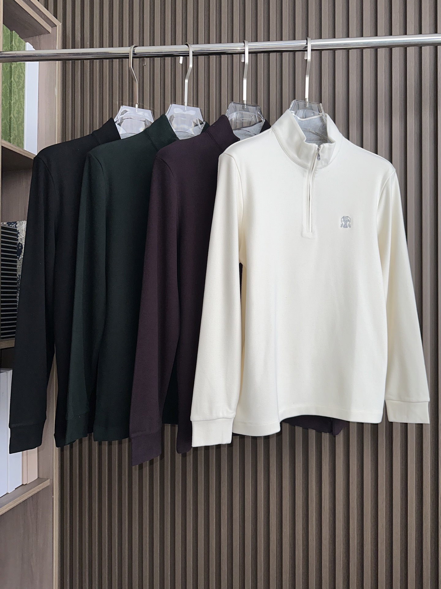 NO:565842,BC Men's 25FW new autumn and winter new composite thin velvet men's three-dimensional embroidered logo long-sleeved bottoming shirt and velvet long-sleeved T-shirt are on sale at the counter simultaneously. They are of high-precision luxury quality and have a strong sense of light luxury. The new collar is embellished with yarn-dyed elements, which has the latest fashion temperament and will have a charming charm. Knitted cotton fabric. The texture is comfortable, and the sense of detail and soft touch are invincible.  The badge does not need to be explained deliberately. It is a masterpiece of original needle point embroidery technology, full and three-dimensional! The concave and convex shape highlights the beauty, a new experience. Color white/purple/black/cyan Size M/L/XL/2XL/3XL M shoulder width 43 bust 100 length 65 sleeve length 59, tees, t-shirt, alexander wang19860909BC男士25FW秋冬新款复合薄绒男士立体绣标长袖打底衫 ,加绒长袖T恤衫 柜台同步发售,高精细的奢华品质,轻奢感超强.全新领圈点缀色织元素拥有最新的时尚气质及将魅力韵味. 针织棉面料.手感质感舒适,细节感和柔触感更是无敌. 徽章无需刻意去解释.器械针点原始刺绣工艺的杰作,饱满立体!凹凸造型彰显美感,凛然一新的体验. 颜色白色/紫色/黑色/青色 尺码M/L/XL/2XL/3XL M肩宽43胸围100衣长65袖长59,,tees，t-shirt,alexander wang,Men's clothing