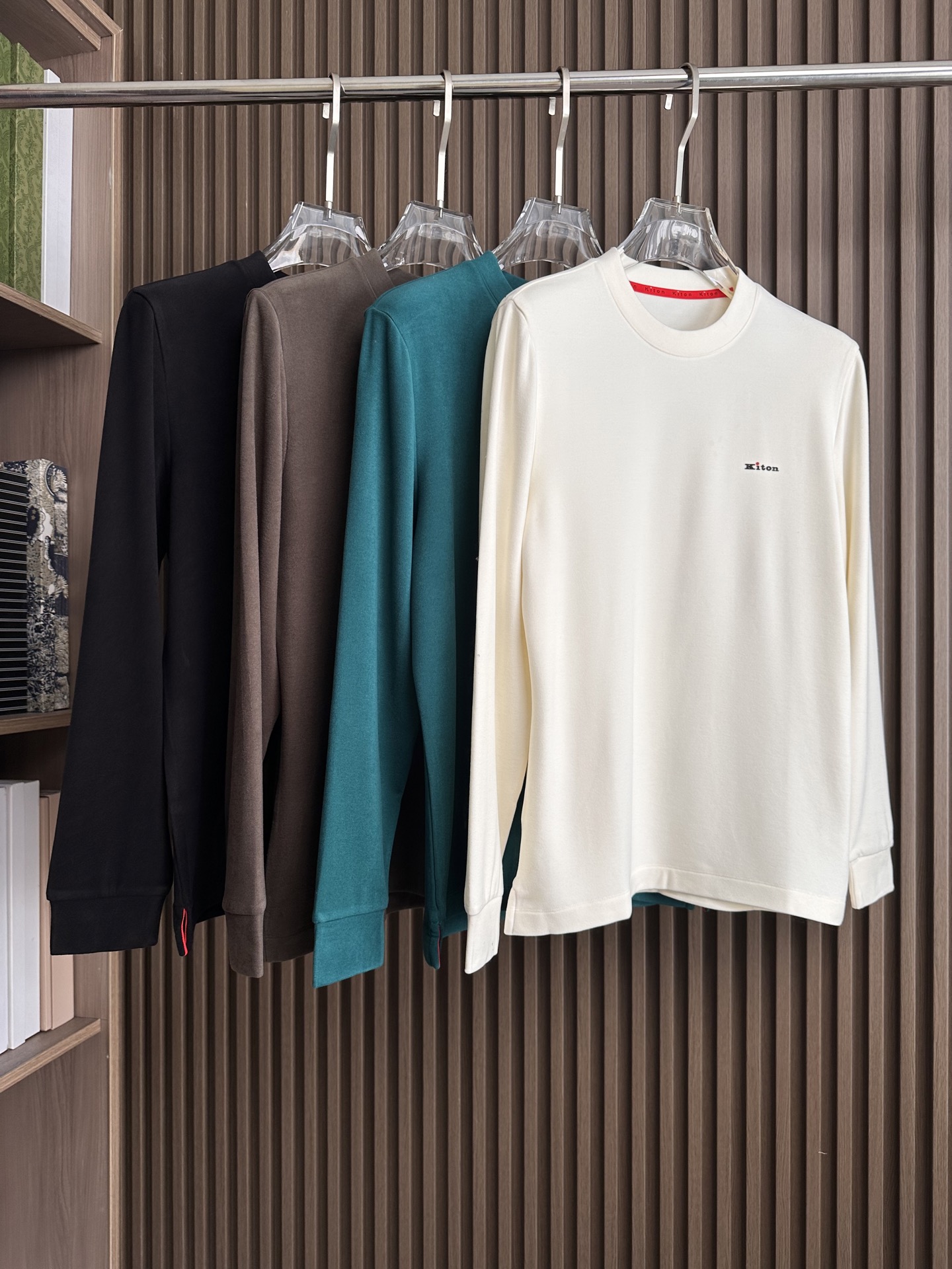 NO:565859,Kiton red dot 25FW new autumn and winter bottoming shirt. The fabric is made of warm ginger Tencel velvet. The fabric is fine and soft and comfortable for the upper body. Simple and fashionable. Suitable for business, leisure and other occasions. Color: black, dark card, peacock blue, off-white. Size 48-56, alexander wang19860909Kiton红点25FW秋冬新款打底衫 面料选用暖姜天丝德绒 面料细腻柔软上身舒适 简约时尚 适配商务、休闲等多种场合 颜色黑色,深卡,孔雀蓝,米白 码数48-56,,alexander wang,Men's clothing