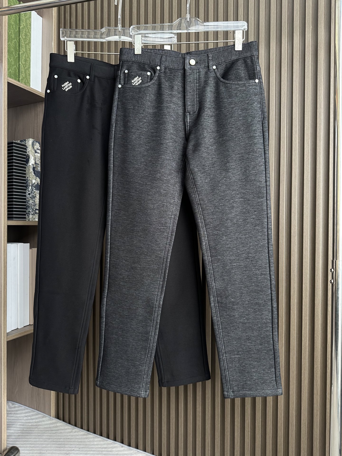 NO:565875,LV Donkey Brand 25FW new autumn and winter wool high-elastic jeans. The original imported fabric is delicate, soft, breathable, wide and stylish. Customized hardware. A must-have for business and leisure. Fine and perfect workmanship details. Classic logo logo on front pocket and back pocket. Code number: 30-38 (no 35, 37). Color: black, grey,, louis vuitton, louis vuitton, jeans, alexander wang19860909LV驴牌25FW秋冬新款羊毛高弹牛仔裤 原版进口面料细腻柔软透气挺阔有型 定制五金 商务休闲必备 做工细节精细完美 前袋后袋经典logo标识 码数30-38（无35、37） 颜色黑、灰,,louis vuitton,louis vuitton,jeans,alexander wang,Men's clothing