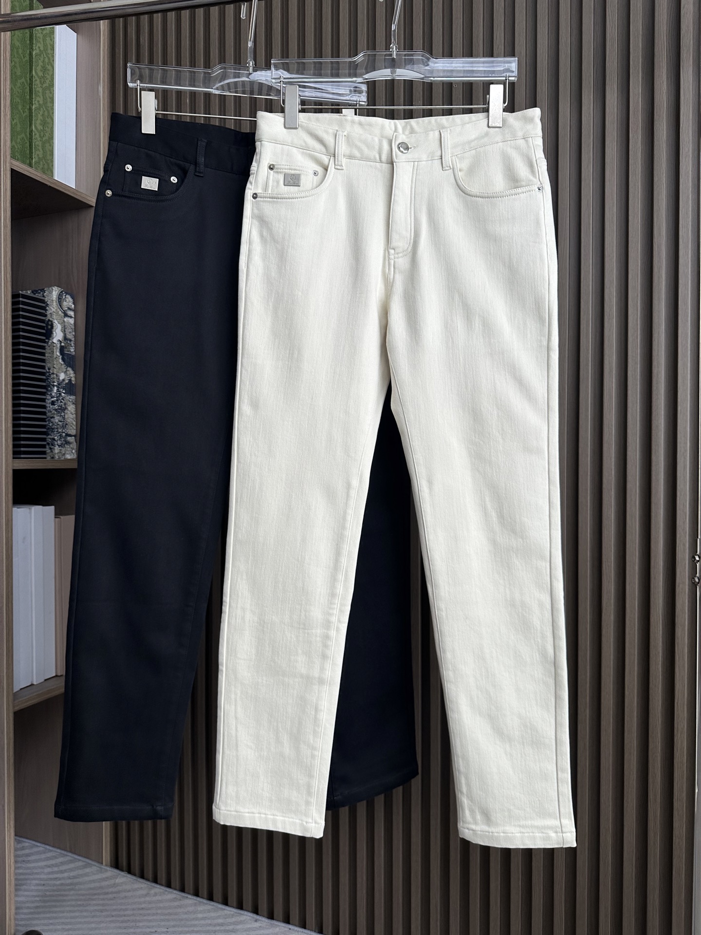 NO:565890,LP Nuoyou Piana 25FW new autumn and winter jeans. Original imported fabrics are soft, breathable, wide and stylish. Customized hardware. Essential for business and leisure. Fine and perfect workmanship details. Classic logo logo on front pocket and back pocket. Code number: 30-38 (no 35, 37). Color: black, apricot,,loro piana,jeans,alexander wang19860909LP诺悠翩雅25FW秋冬新款牛仔裤 原版进口面料柔软透气挺阔有型 定制五金 商务休闲必备 做工细节精细完美 前袋后袋经典logo标识 码数30-38（无35、37） 颜色黑、杏,,loro piana,jeans,alexander wang,Men's clothing