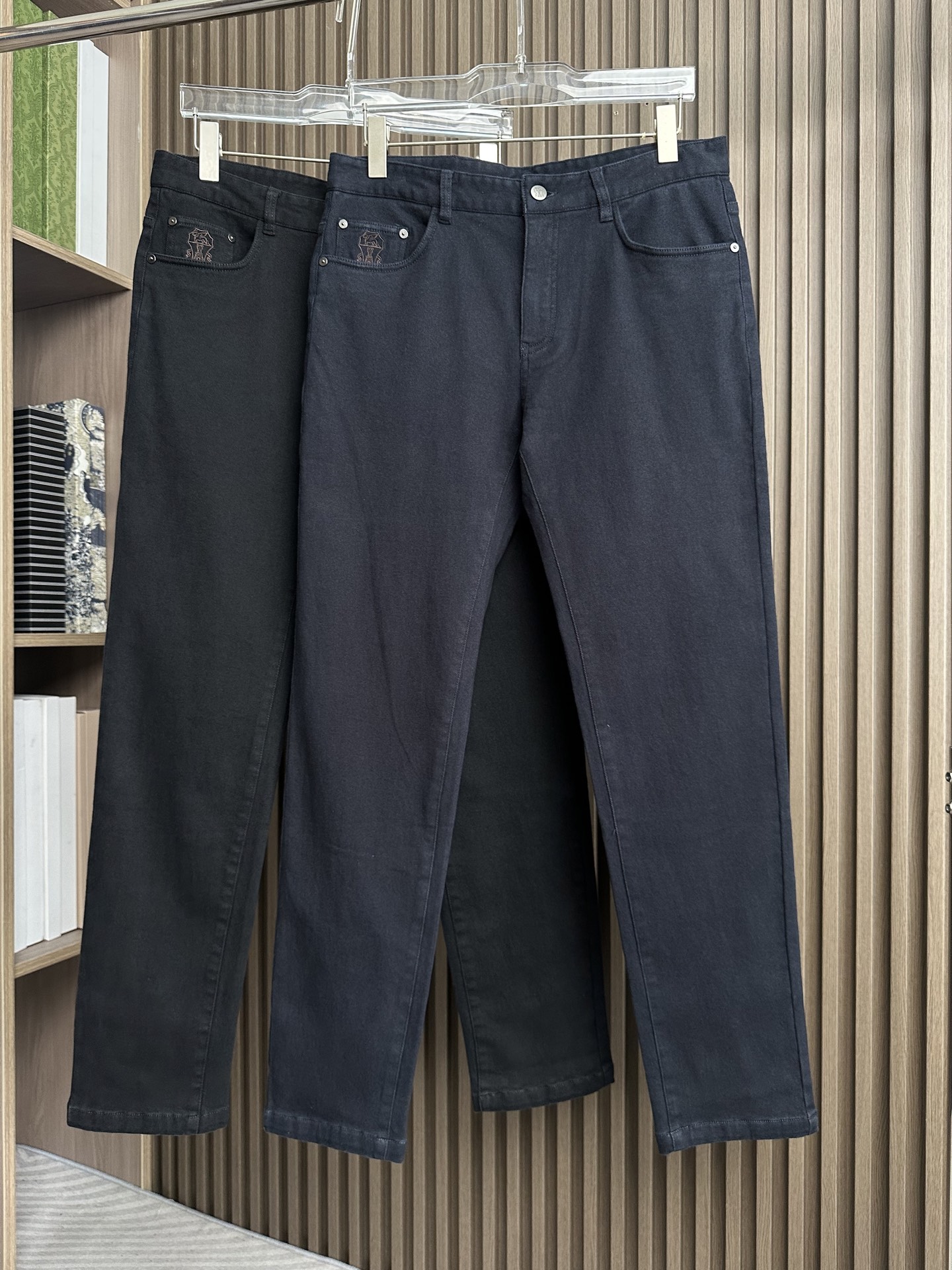 NO:565866,BC's 25FW autumn and winter new brushed jeans. Original imported fabrics are delicate, soft, breathable, wide and stylish. Customized hardware. Essential for business and leisure. Fine and perfect workmanship details. Classic logo logo on front pocket and back pocket. Code number: 30-38 (no 35, 37). Color: black, blue,,chanel,jeans,alexander wang19860909BC家25FW秋冬新款拉毛牛仔裤 原版进口面料细腻柔软透气挺阔有型 定制五金 商务休闲必备 做工细节精细完美 前袋后袋经典logo标识 码数30-38（无35、37） 颜色黑、蓝,,chanel,jeans,alexander wang,Men's clothing