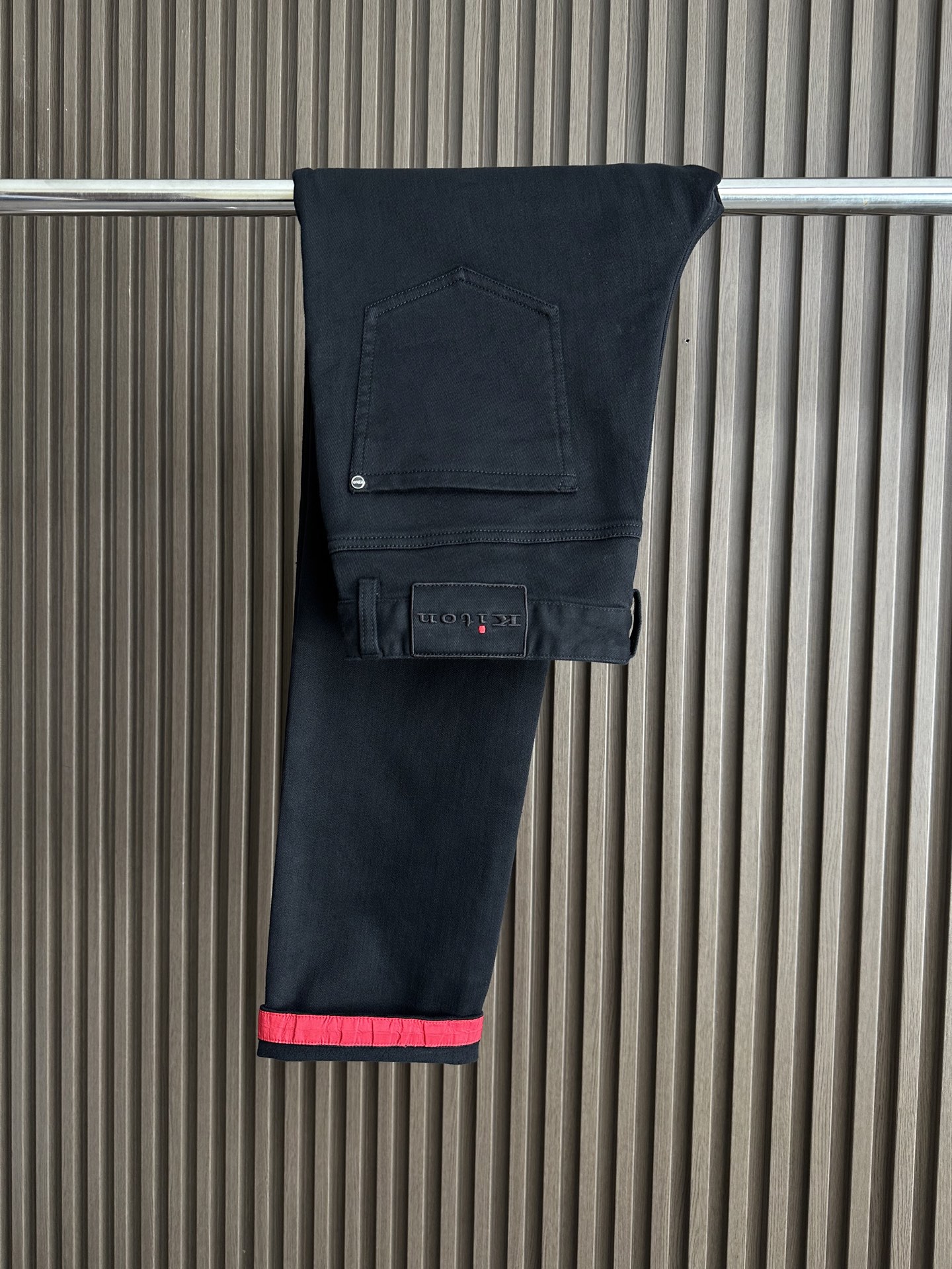 NO:565863,kiton red dot 25FW new autumn and winter jeans. Original imported fabric, soft, breathable, wide and stylish. Customized hardware. Essential for business and leisure. Fine and perfect workmanship details. Classic logo logo on front pocket and back pocket. Code number: 30-38 (no 35, 37). Color: black, jeans, alexander wang19860909kiton红点25FW秋冬新款牛仔裤 原版进口面料柔软透气挺阔有型 定制五金 商务休闲必备 做工细节精细完美 前袋后袋经典logo标识 码数30-38（无35、37） 颜色黑,,jeans,alexander wang,Men's clothing