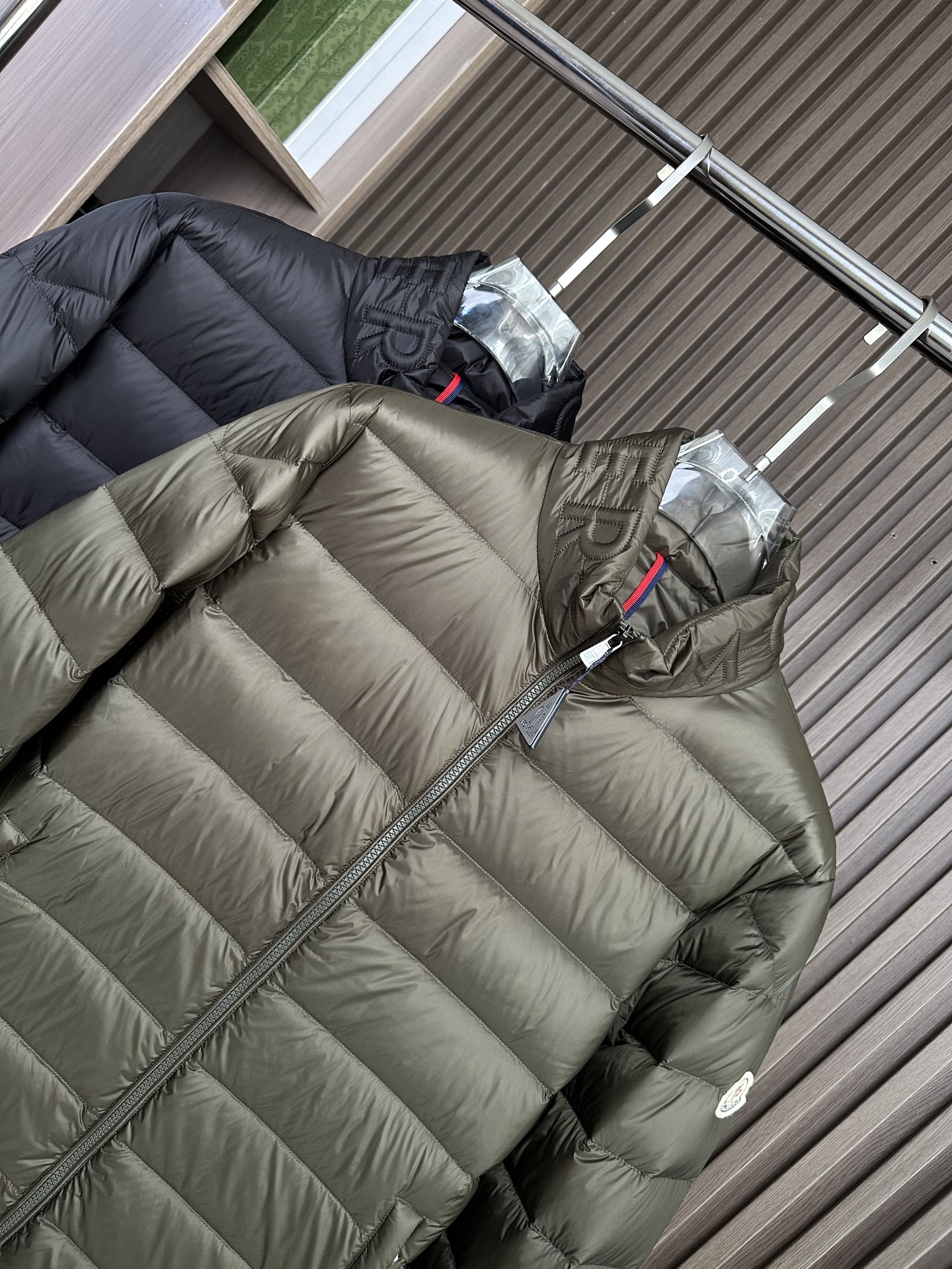 羽绒服 MONCLER立领羽绒，国标95绒，蓬松保暖。官网最新款，帽檐立体字母元素，口袋时尚双拉链设计。