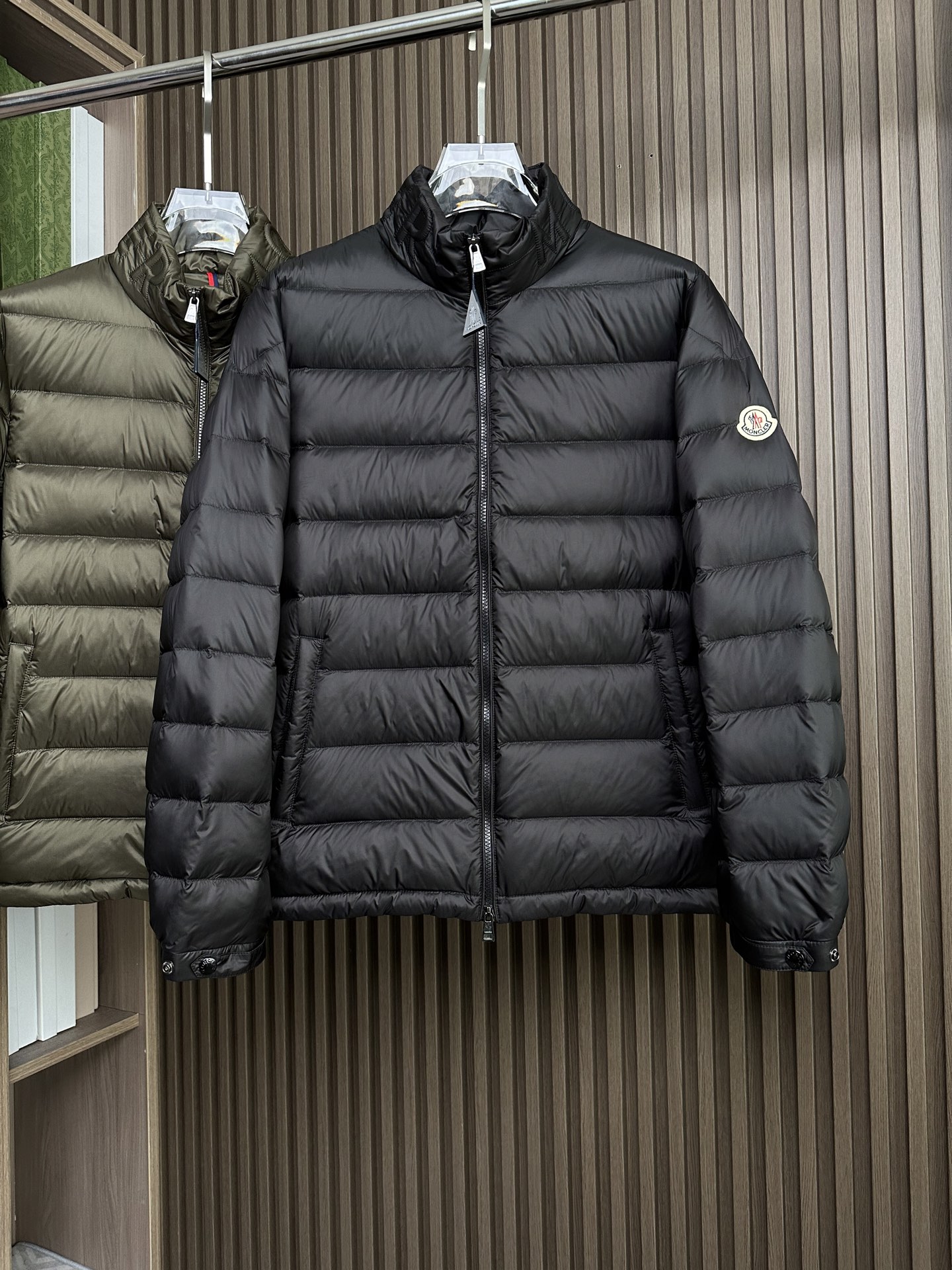 羽绒服 MONCLER立领羽绒，国标95绒，蓬松保暖。官网最新款，帽檐立体字母元素，口袋时尚双拉链设计。