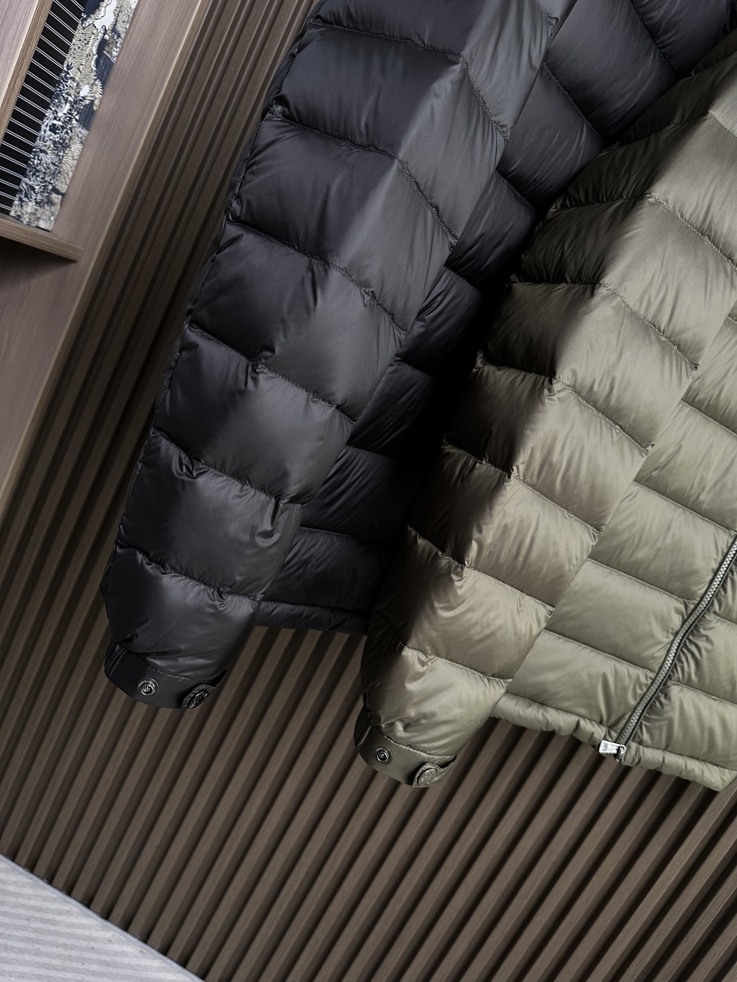 羽绒服 MONCLER立领羽绒，国标95绒，蓬松保暖。官网最新款，帽檐立体字母元素，口袋时尚双拉链设计。