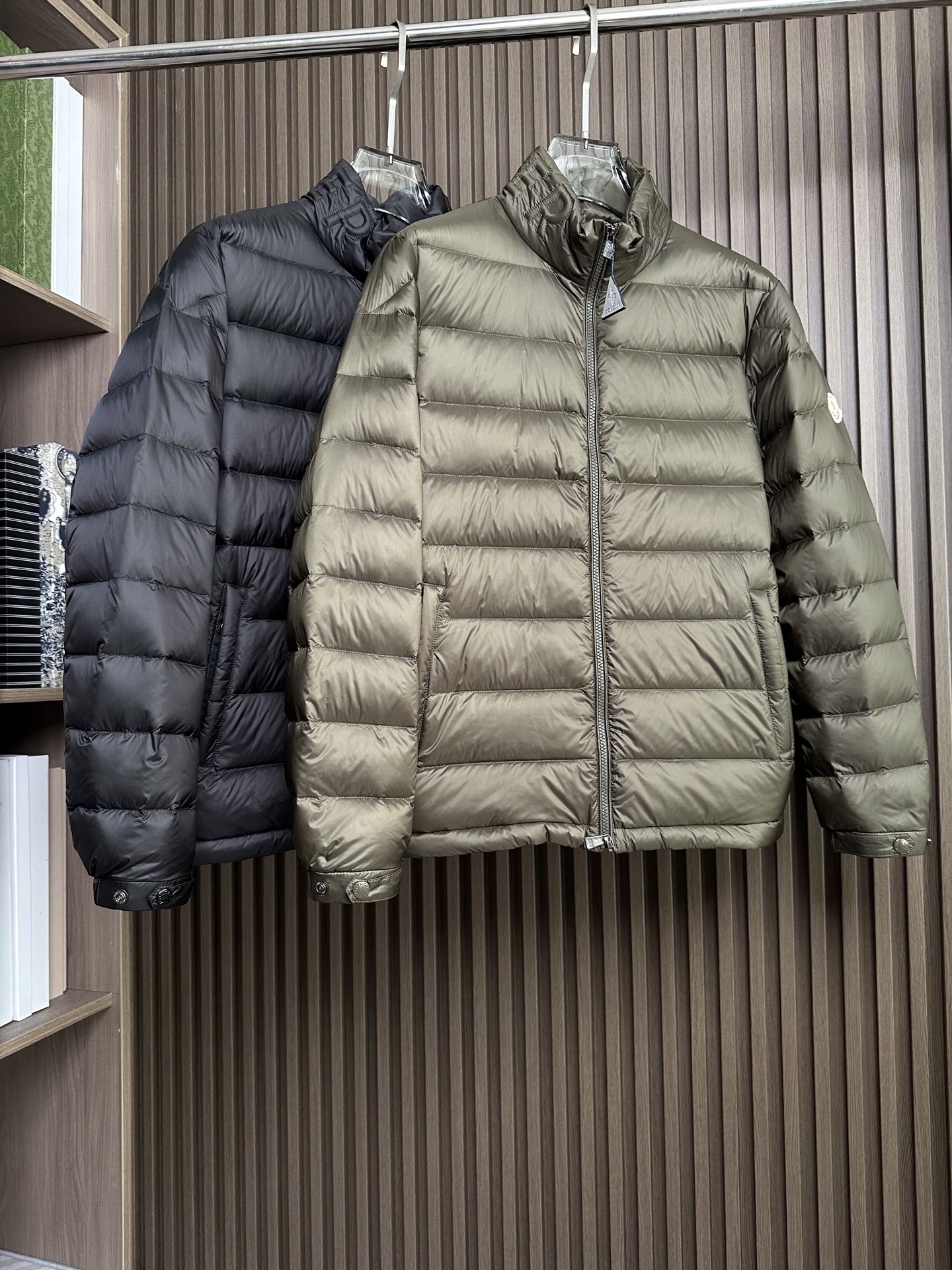 羽绒服 MONCLER立领羽绒，国标95绒，蓬松保暖。官网最新款，帽檐立体字母元素，口袋时尚双拉链设计。