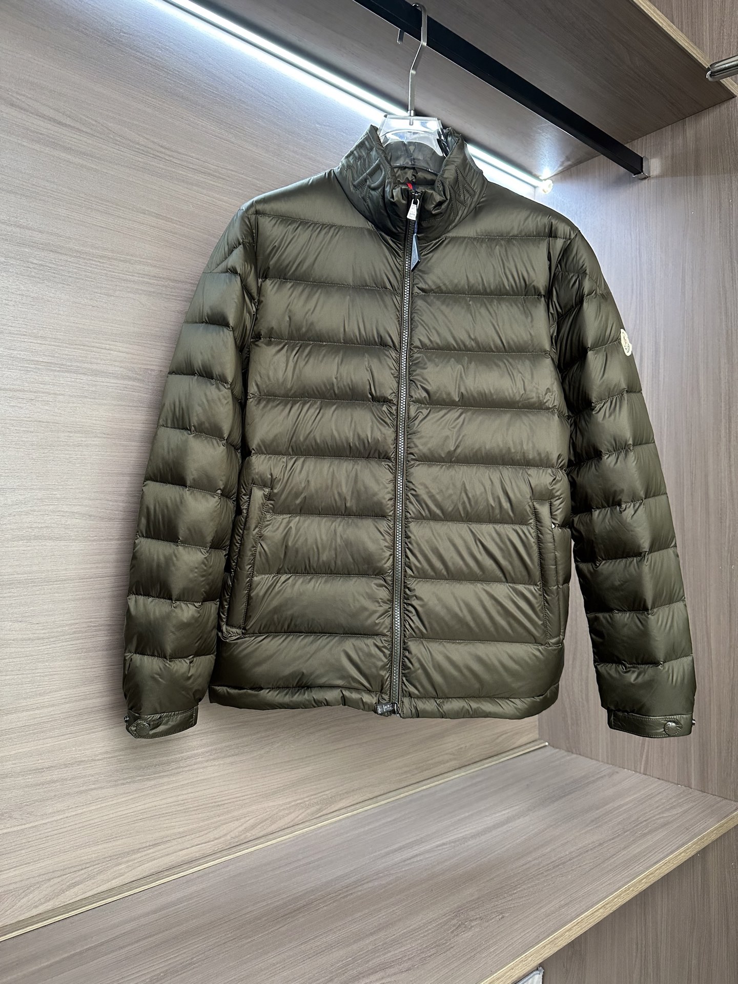 羽绒服 MONCLER立领羽绒，国标95绒，蓬松保暖。官网最新款，帽檐立体字母元素，口袋时尚双拉链设计。