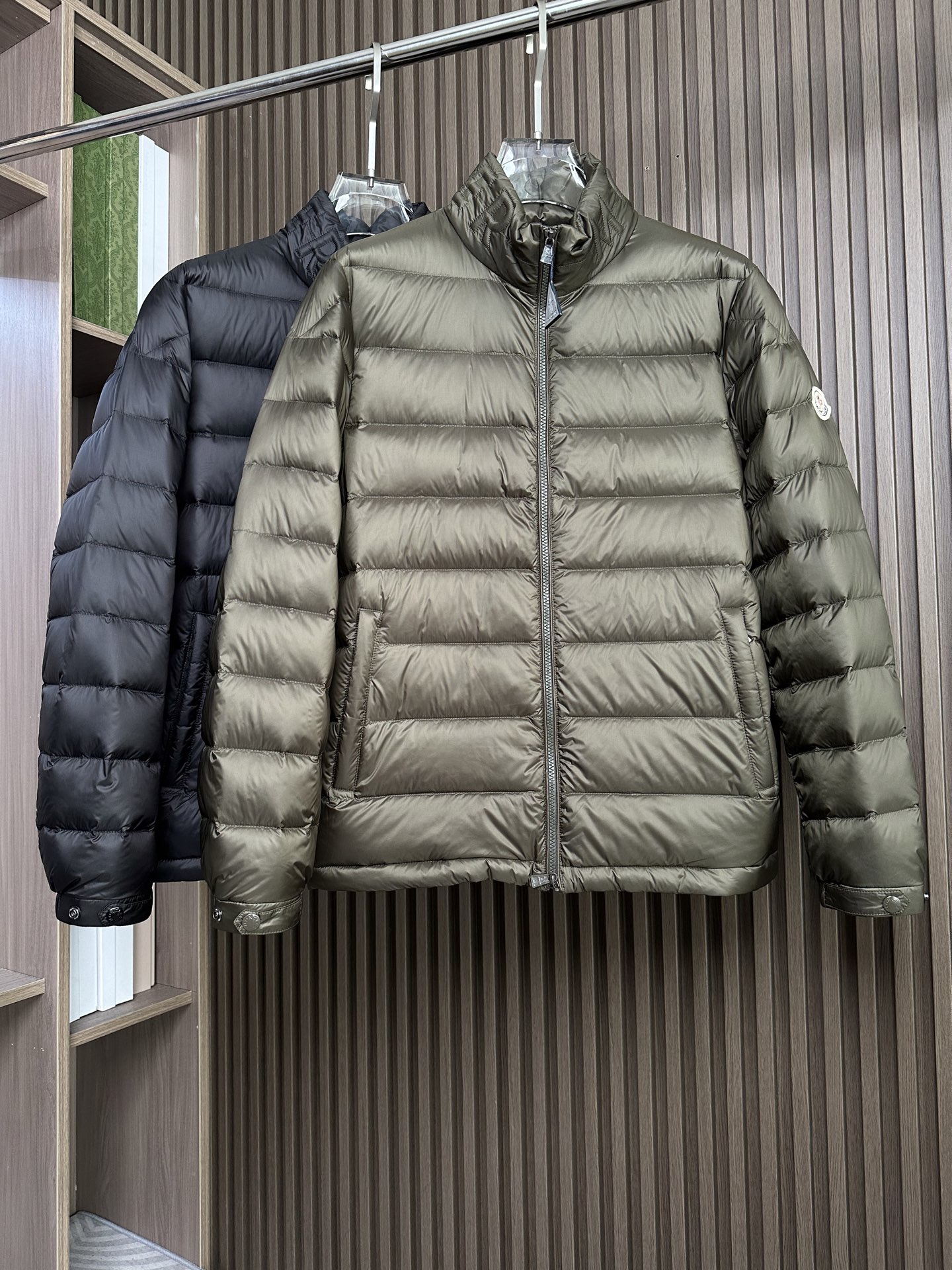 羽绒服 MONCLER立领羽绒，国标95绒，蓬松保暖。官网最新款，帽檐立体字母元素，口袋时尚双拉链设计。