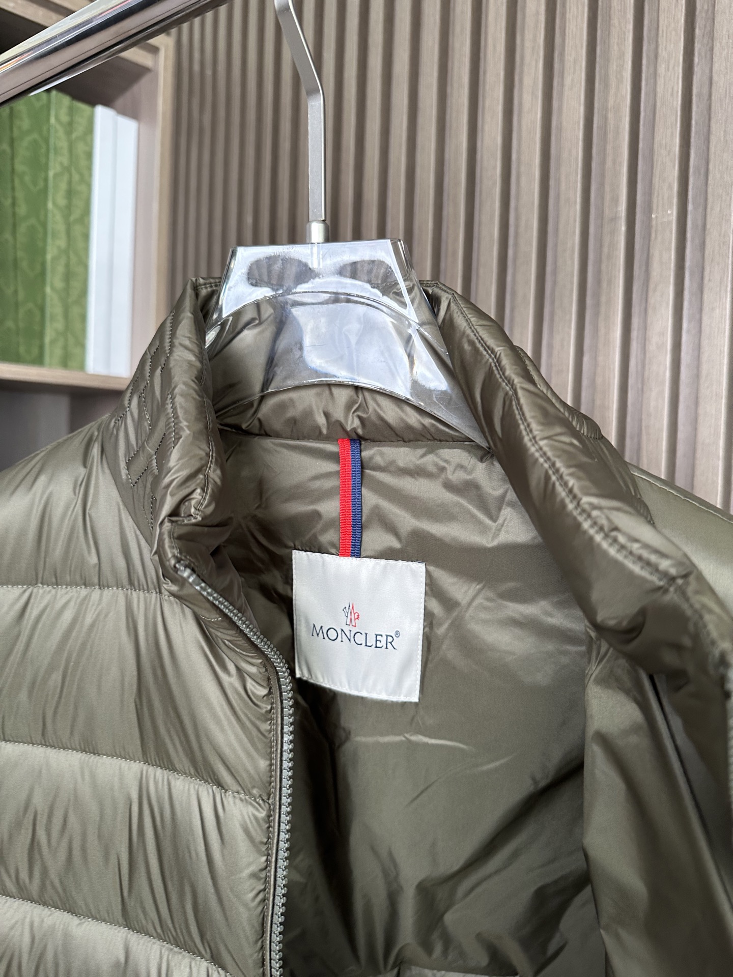 羽绒服 （军绿～）MONCLER蒙口25FW秋冬立领羽绒，国标95绒，蓬松保暖。