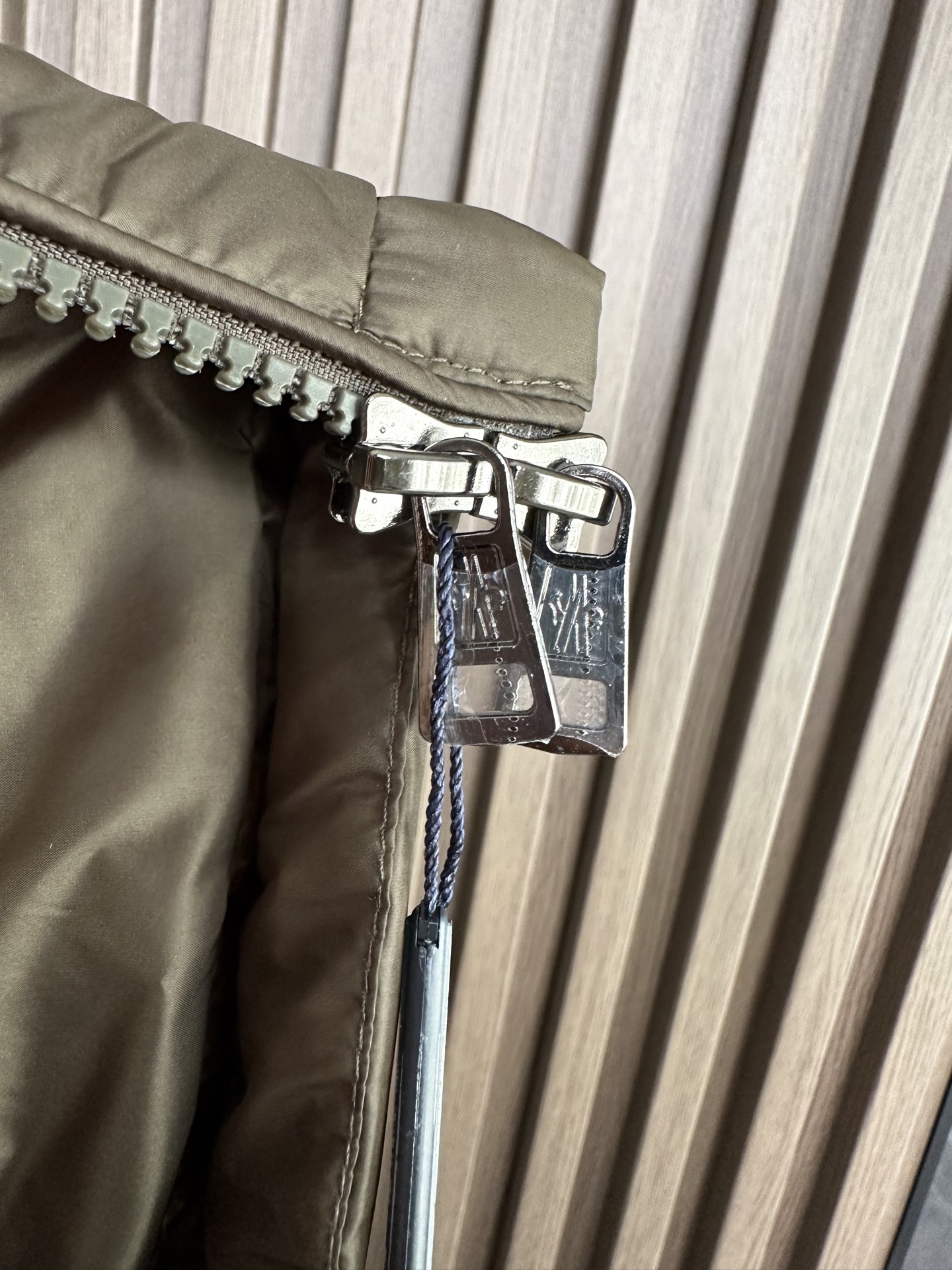 羽绒服 （军绿～）MONCLER蒙口25FW秋冬立领羽绒，国标95绒，蓬松保暖。