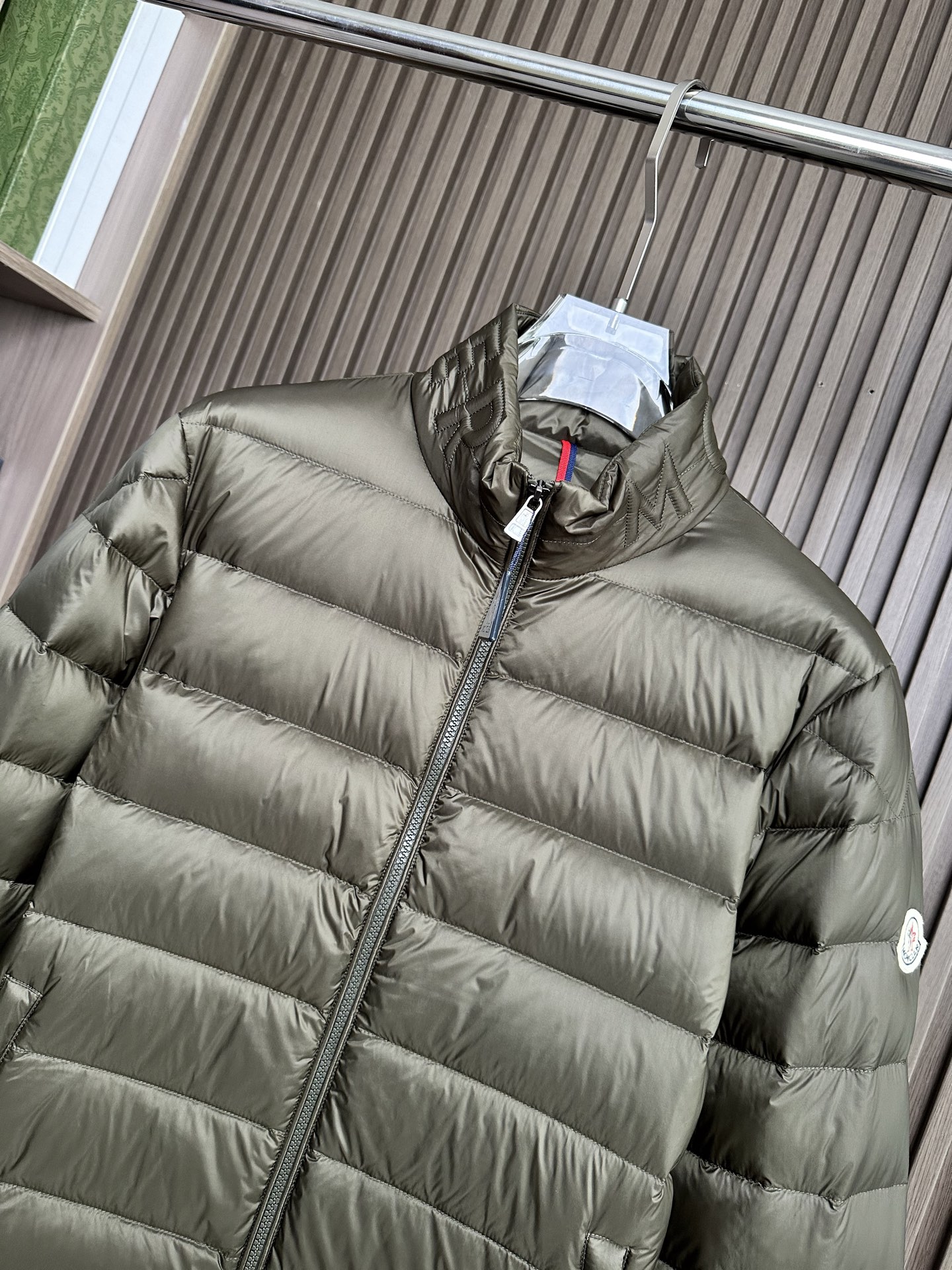羽绒服 （军绿～）MONCLER蒙口25FW秋冬立领羽绒，国标95绒，蓬松保暖。
