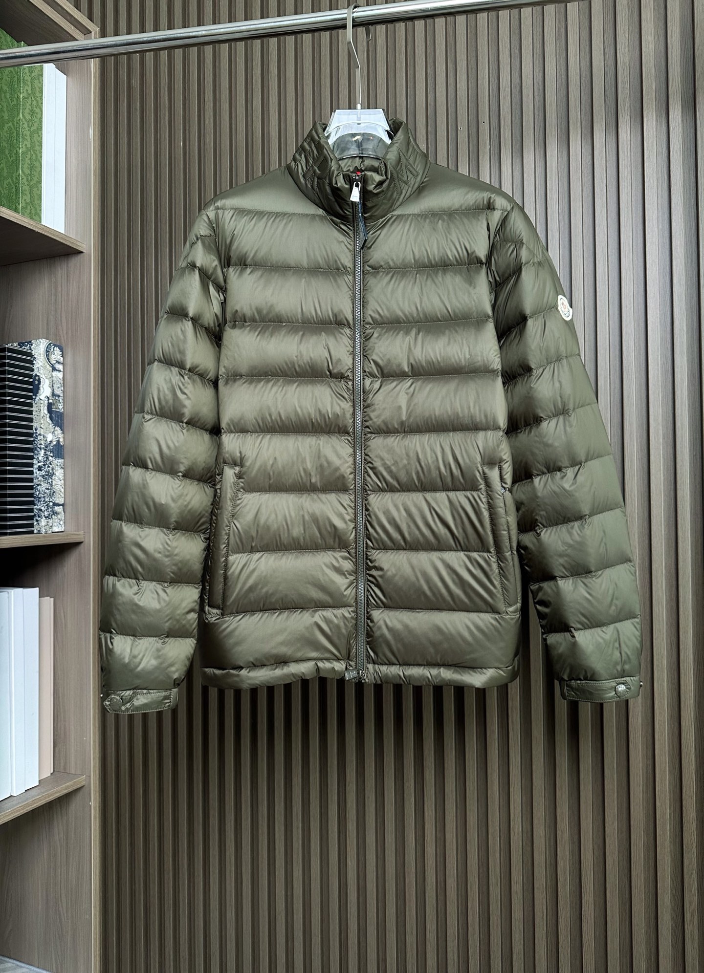 羽绒服 （军绿～）MONCLER蒙口25FW秋冬立领羽绒，国标95绒，蓬松保暖。