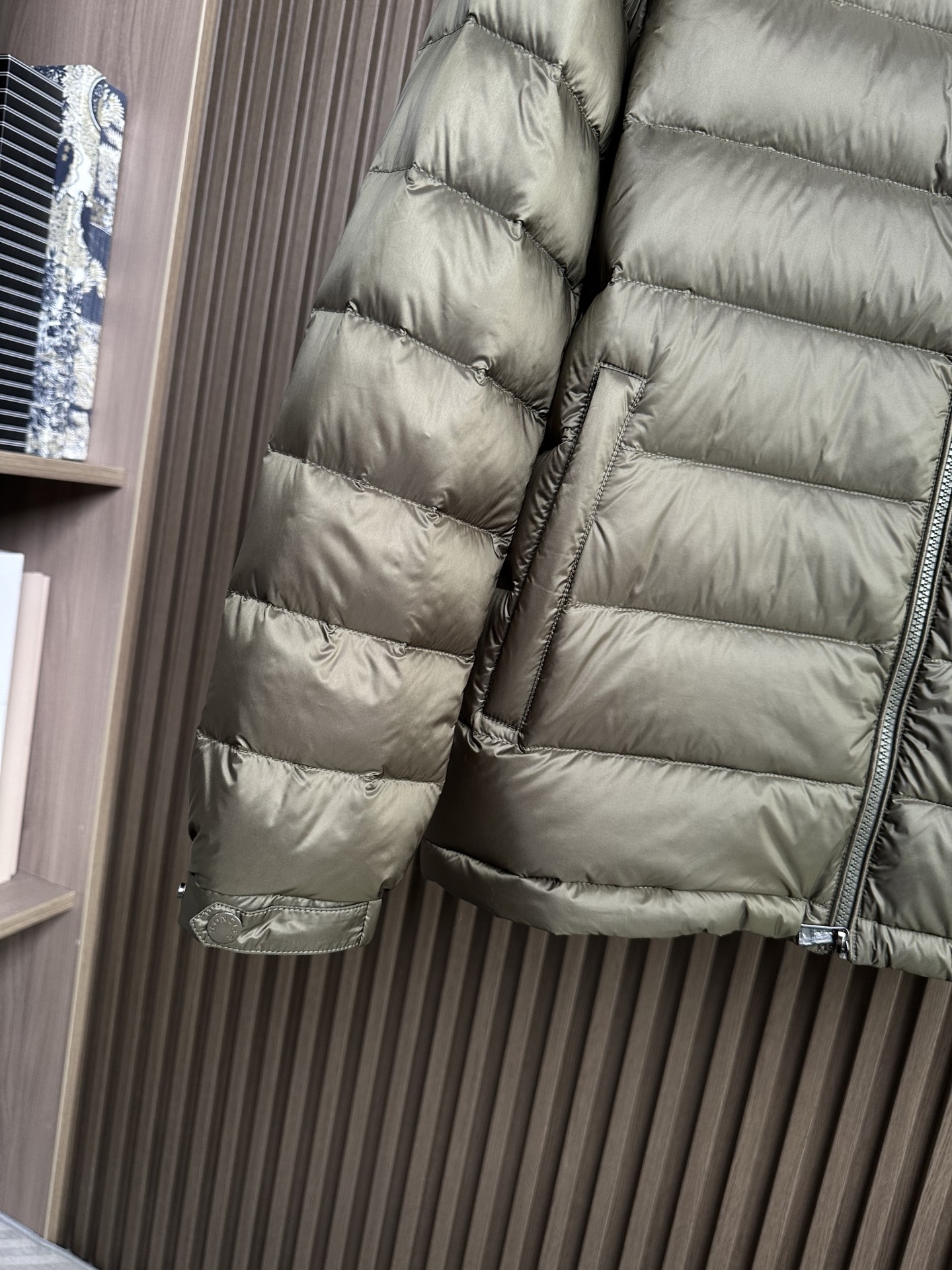 羽绒服 （军绿～）MONCLER蒙口25FW秋冬立领羽绒，国标95绒，蓬松保暖。