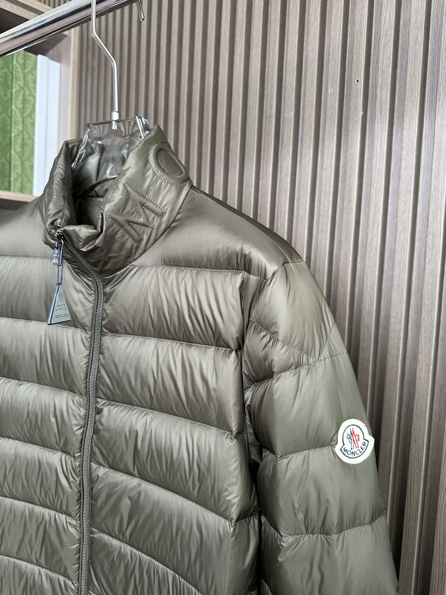 羽绒服 （军绿～）MONCLER蒙口25FW秋冬立领羽绒，国标95绒，蓬松保暖。