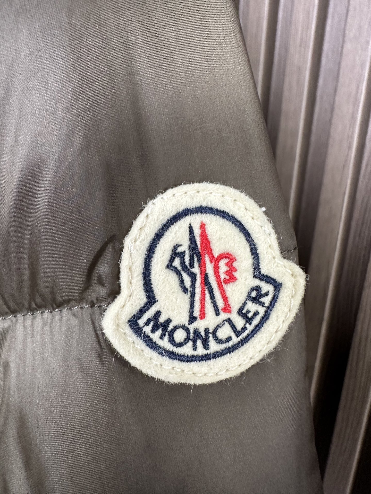 羽绒服 （军绿～）MONCLER蒙口25FW秋冬立领羽绒，国标95绒，蓬松保暖。