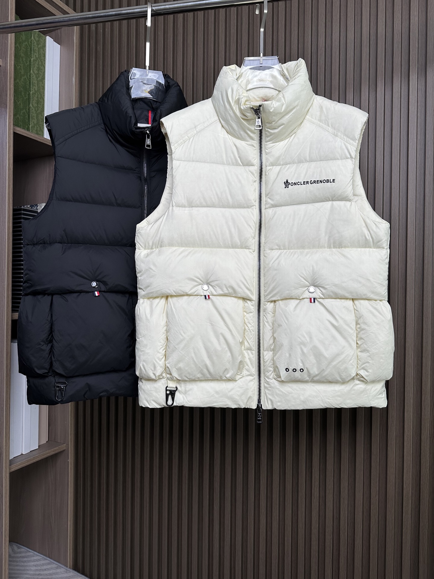 羽绒服 Mon蒙口 2025秋冬新款羽绒马甲 ！年度的压轴款登场...匠心技艺于一身的经典款.高时尚的时