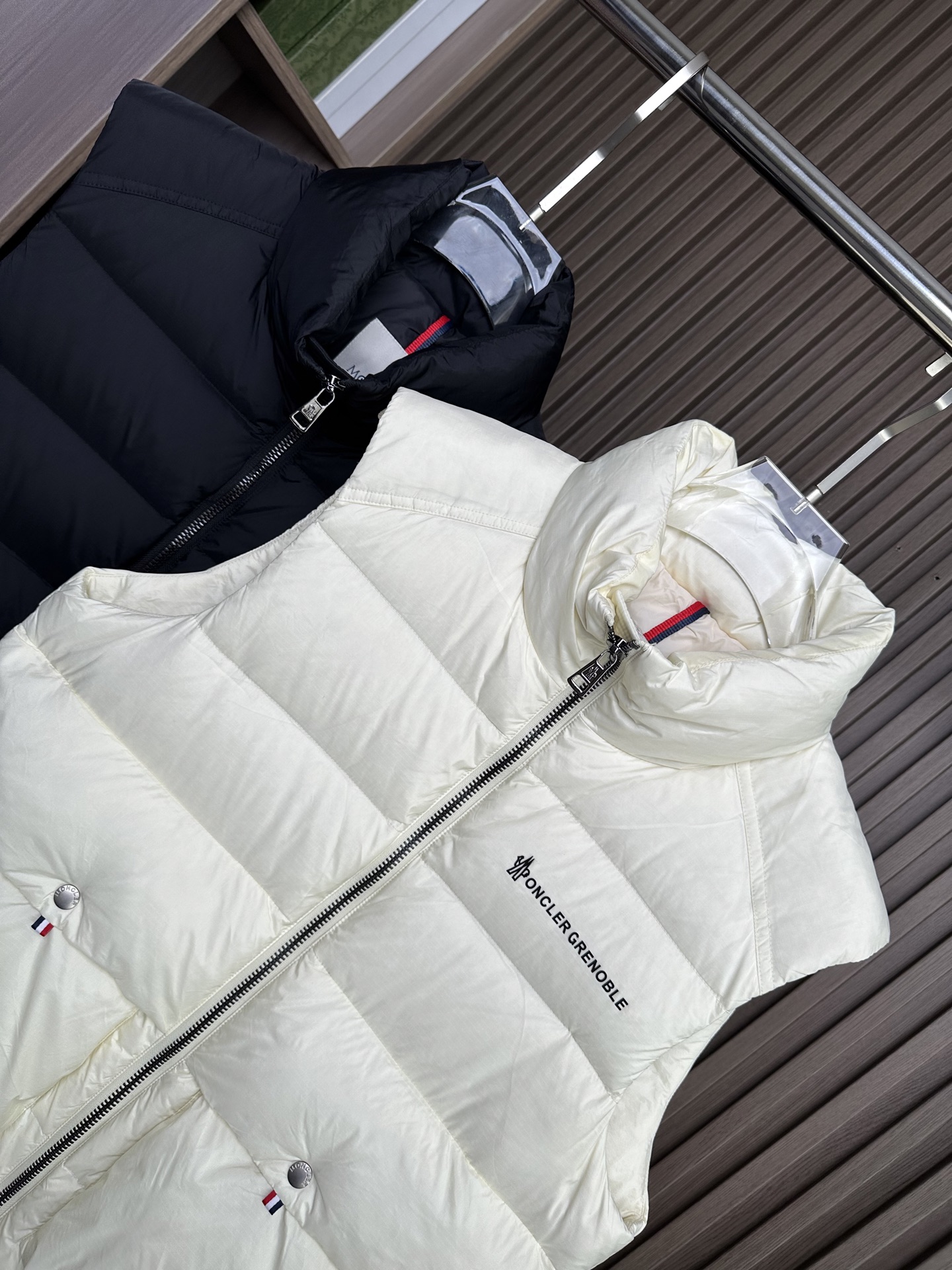 羽绒服 Mon蒙口 2025秋冬新款羽绒马甲 ！年度的压轴款登场...匠心技艺于一身的经典款.高时尚的时