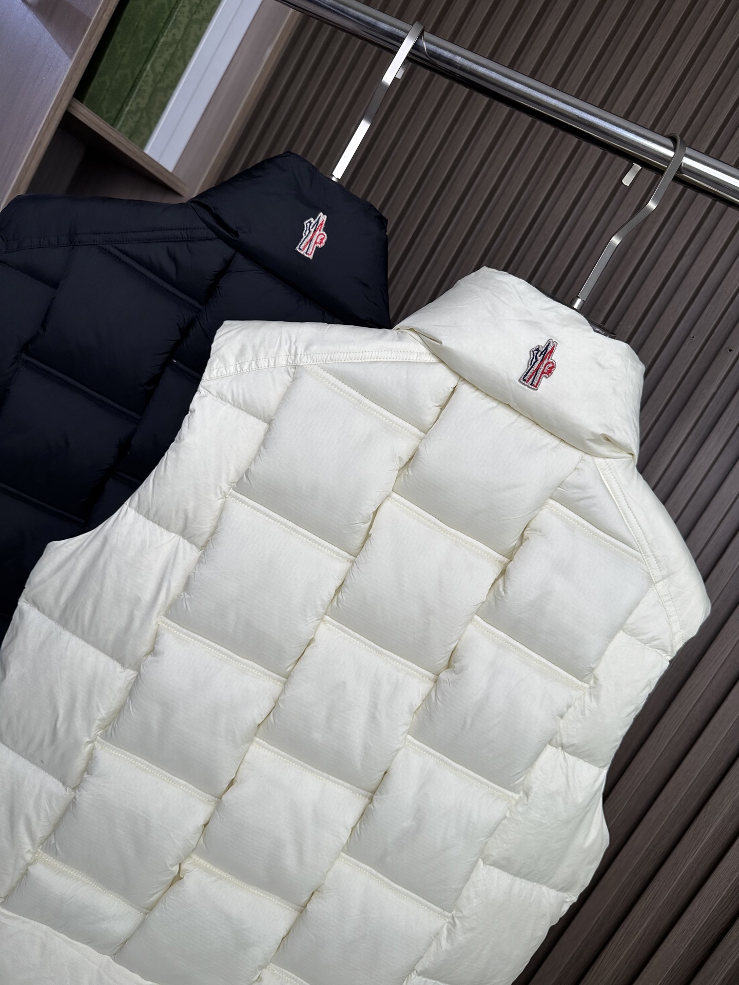 羽绒服 Mon蒙口 2025秋冬新款羽绒马甲 ！年度的压轴款登场...匠心技艺于一身的经典款.高时尚的时