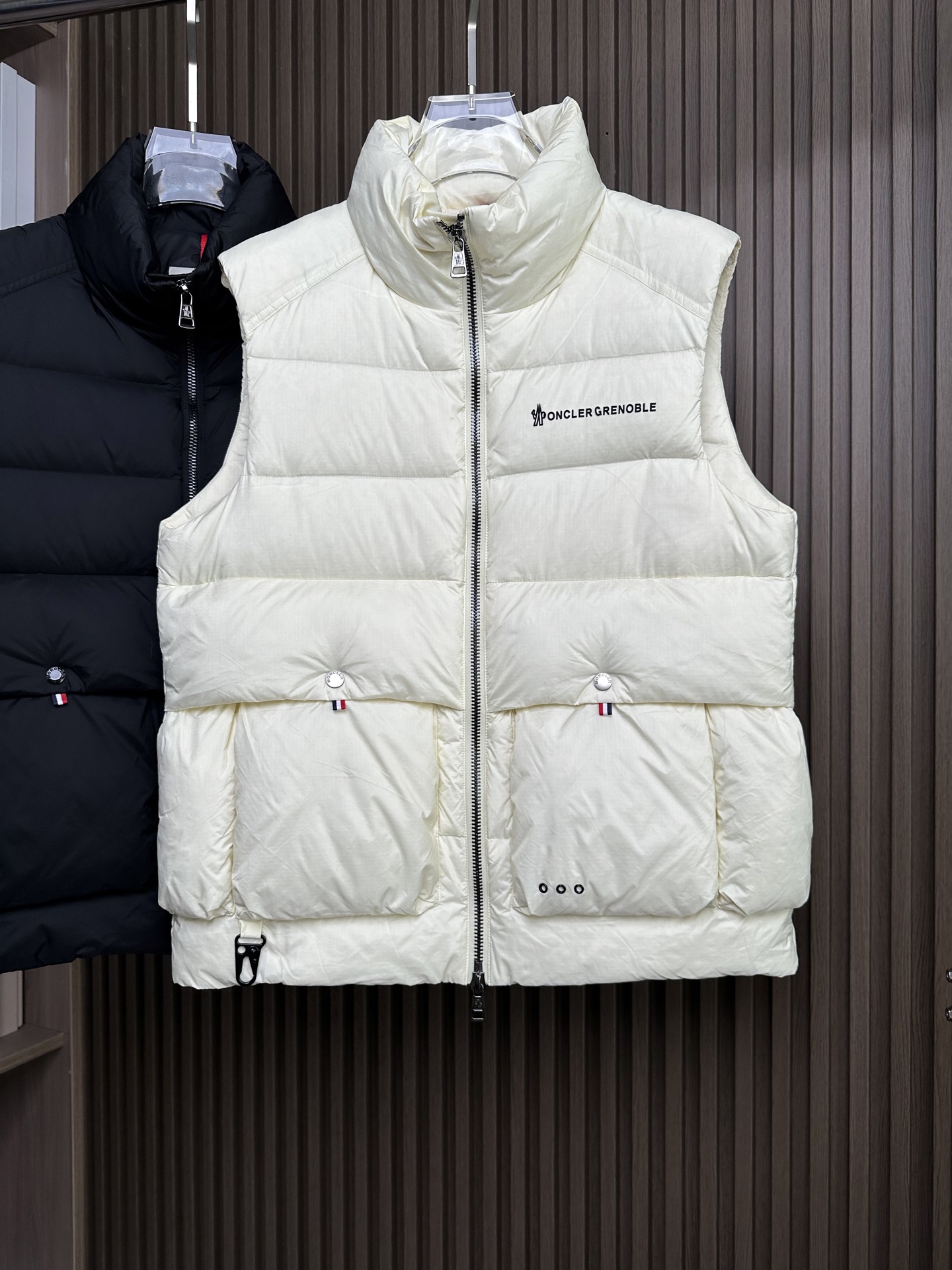 羽绒服 Mon蒙口 2025秋冬新款羽绒马甲 ！年度的压轴款登场...匠心技艺于一身的经典款.高时尚的时