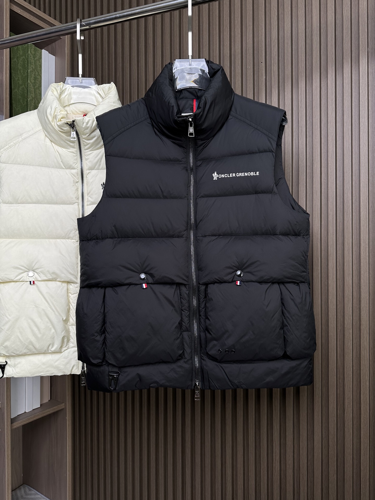 羽绒服 Mon蒙口 2025秋冬新款羽绒马甲 ！年度的压轴款登场...匠心技艺于一身的经典款.高时尚的时