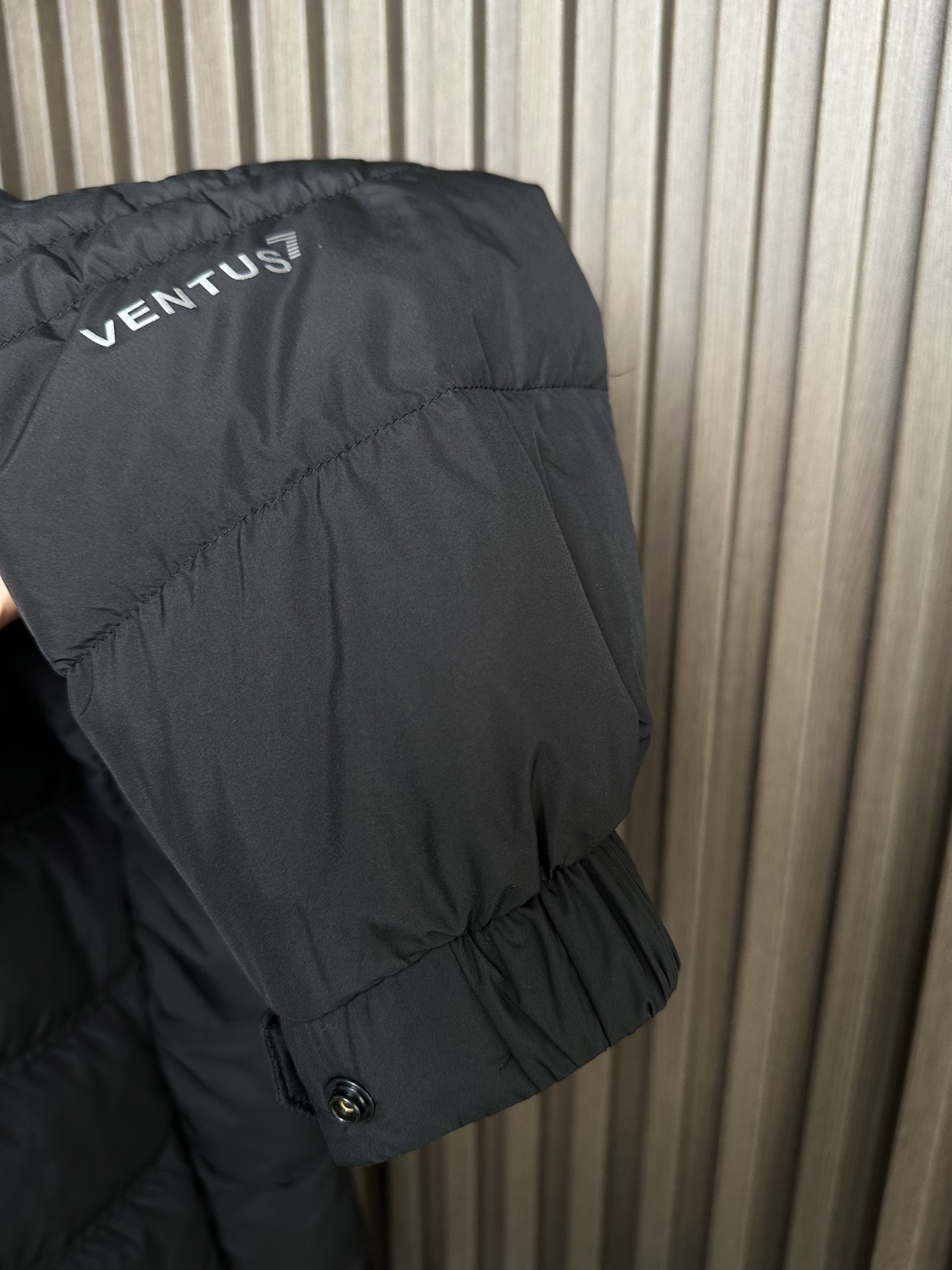 羽绒服 Armani 阿玛尼 2025秋冬专柜同步新品发布，最新款立领羽绒服出货，全部原版购入，无论面料