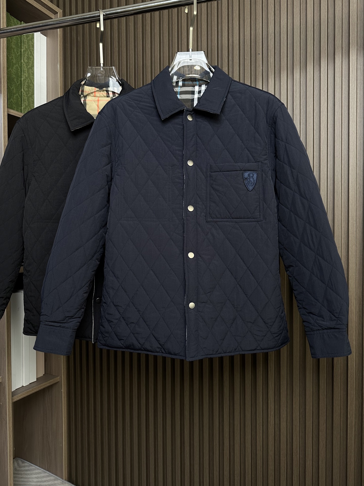 25秋冬新款~BBR双面穿绗缝棉服外套 这款双面穿绗缝外套：一衣两穿的英伦奢暖哲学！ 一面是纯色尼龙设计