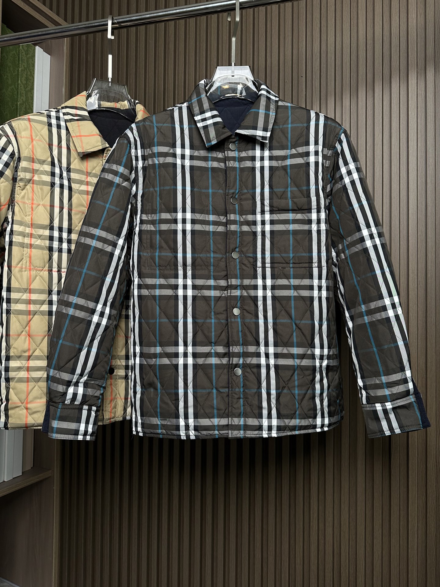 25秋冬新款~BBR双面穿绗缝棉服外套 这款双面穿绗缝外套：一衣两穿的英伦奢暖哲学！ 一面是纯色尼龙设计