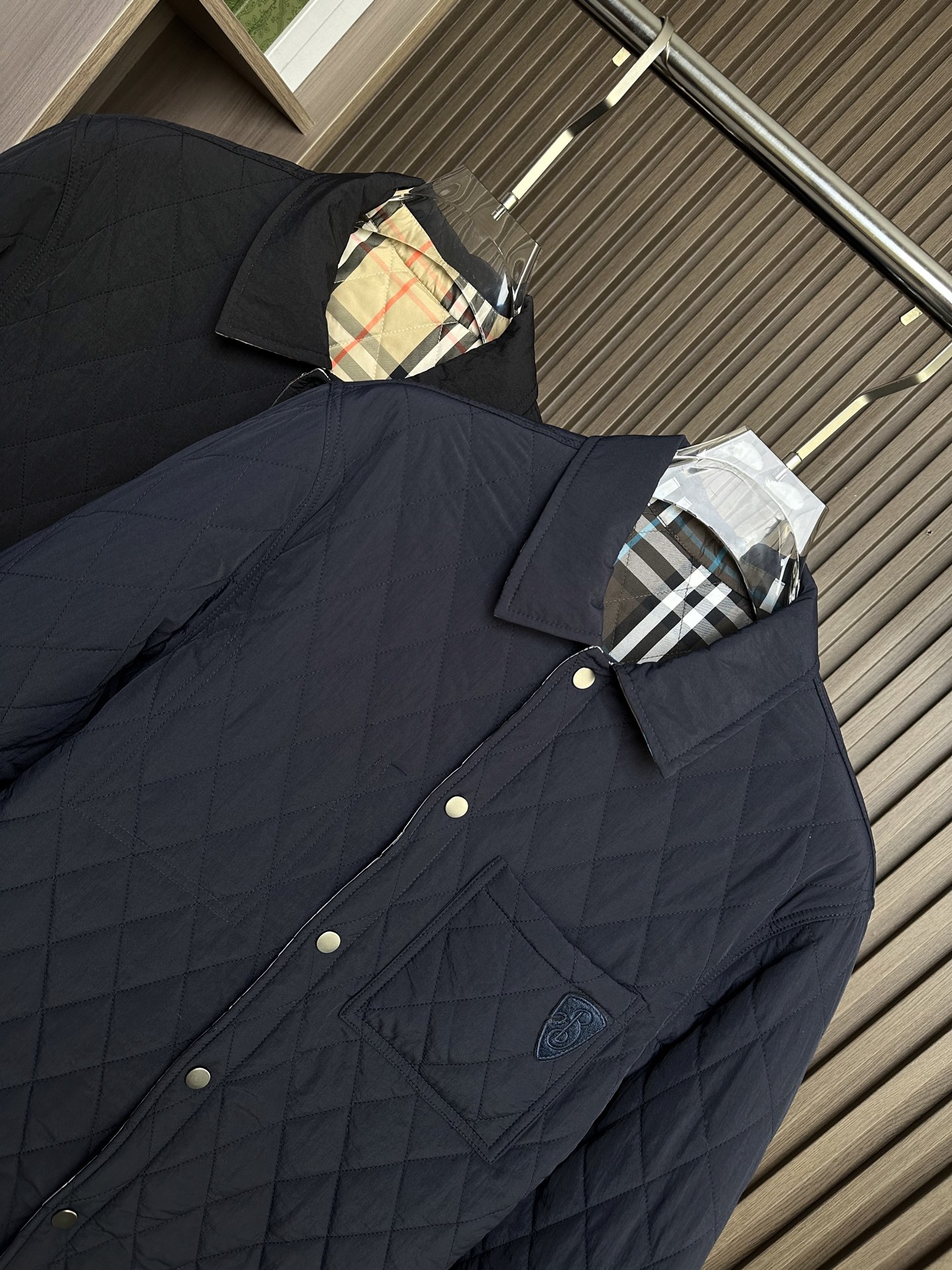 25秋冬新款~BBR双面穿绗缝棉服外套 这款双面穿绗缝外套：一衣两穿的英伦奢暖哲学！ 一面是纯色尼龙设计