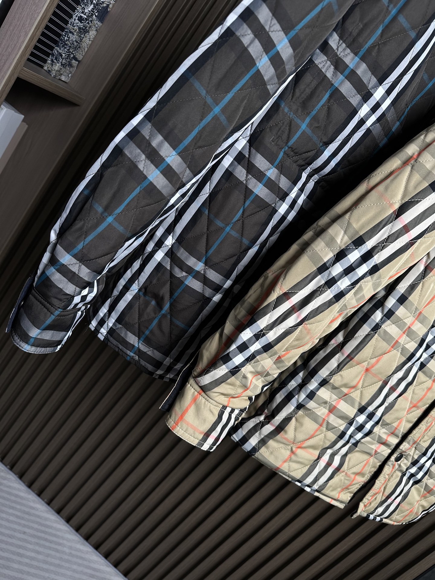 25秋冬新款~BBR双面穿绗缝棉服外套 这款双面穿绗缝外套：一衣两穿的英伦奢暖哲学！ 一面是纯色尼龙设计