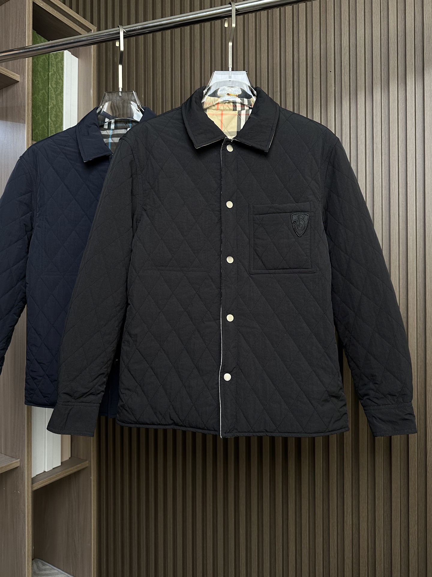 25秋冬新款~BBR双面穿绗缝棉服外套 这款双面穿绗缝外套：一衣两穿的英伦奢暖哲学！ 一面是纯色尼龙设计