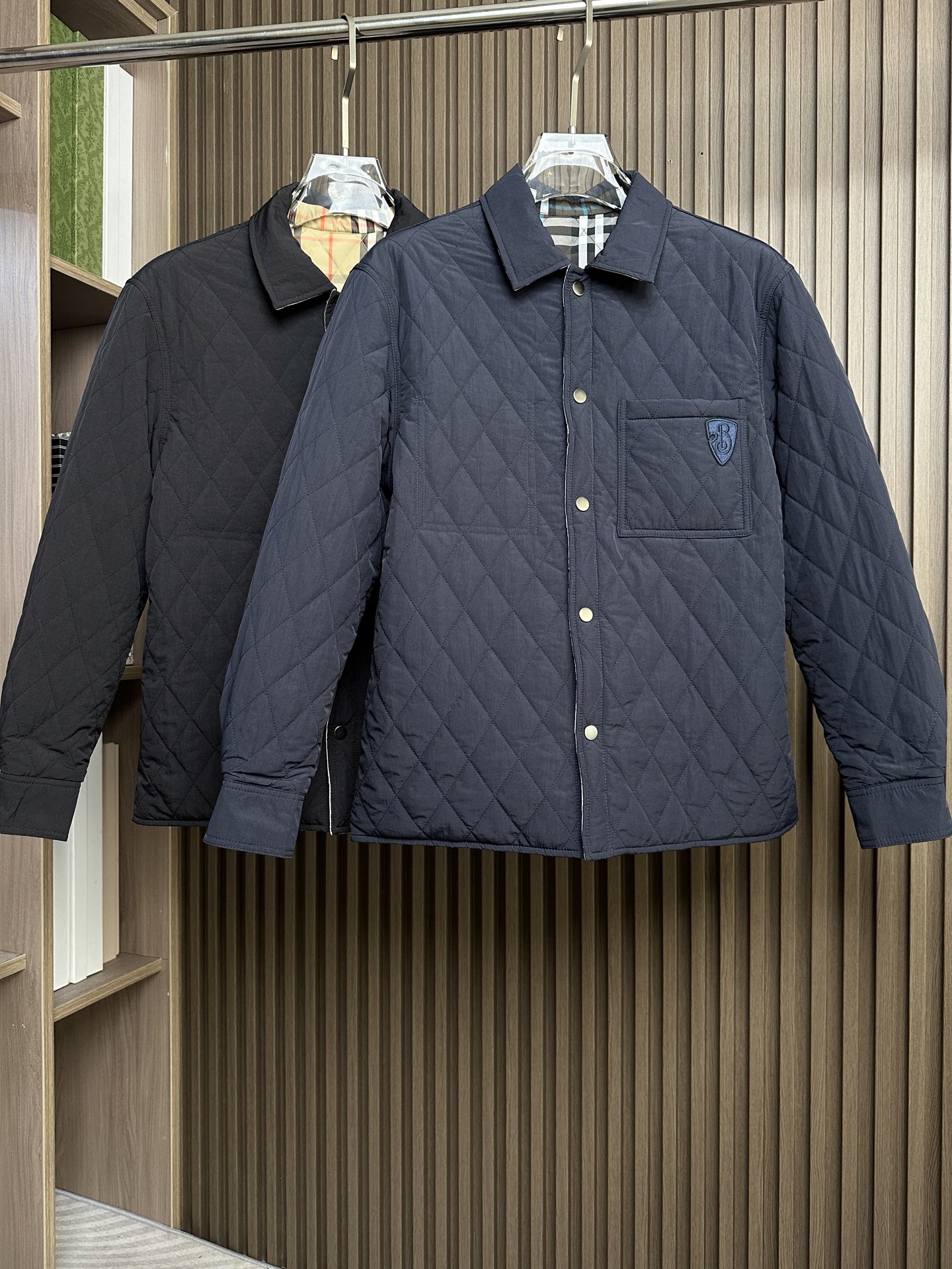 25秋冬新款~BBR双面穿绗缝棉服外套 这款双面穿绗缝外套：一衣两穿的英伦奢暖哲学！ 一面是纯色尼龙设计