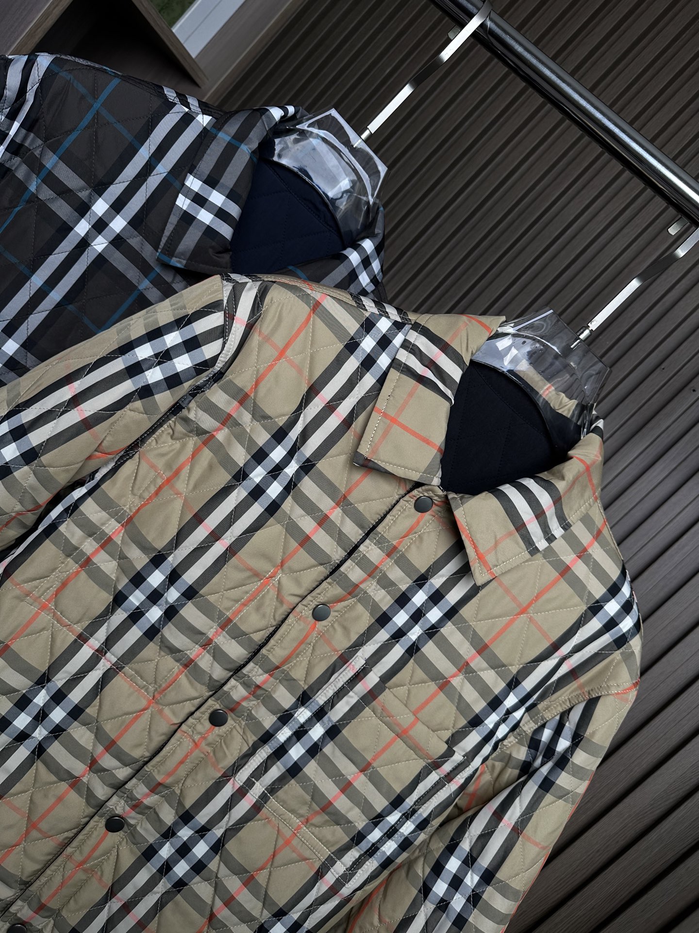 25秋冬新款~BBR双面穿绗缝棉服外套 这款双面穿绗缝外套：一衣两穿的英伦奢暖哲学！ 一面是纯色尼龙设计