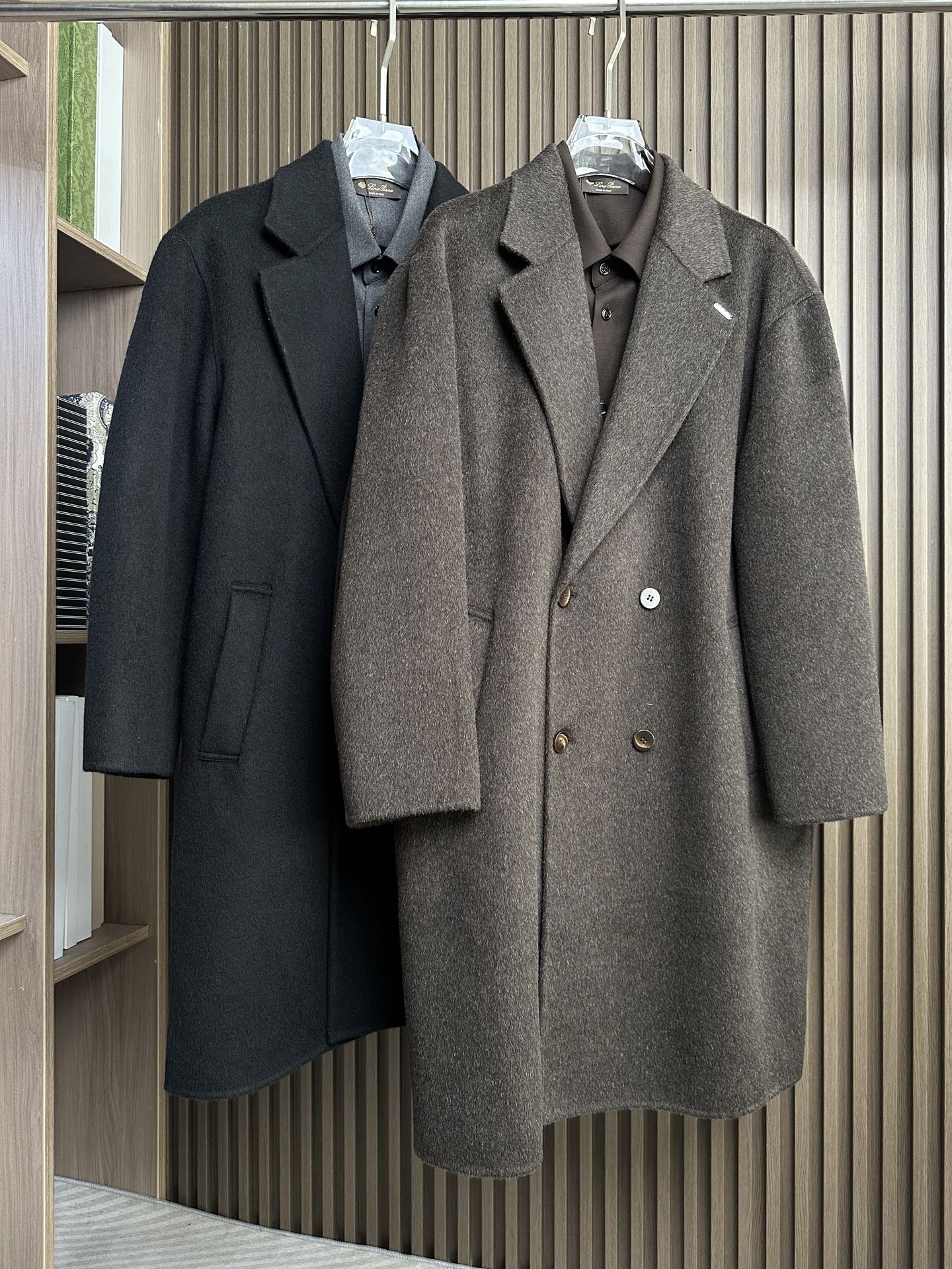 NO:685524,Feather Mode LP Nuoyoupianya 25FW new autumn and winter wool coat, wool coat interprets the elegance and warmth of winter] The winter wind brings biting and chill, but it also brings fashion opportunities. When the classic herringbone pattern meets wool fabric, a unique coat emerges, adding an irresistible charm to your winter outfit.  With the herringbone texture as the design highlight, the unique pattern seems to tell the story of the years, adding a retro and literary atmosphere to the overall look. Its style is simple yet grand, and the smooth lines outline an elegant outline. Whether it is worn open to show casualness, or buttoned up to create a neat look, it can easily control various styles.  What’s even more surprising is that this coat can be worn with a stand-up collar. The stand-up collar design can not only provide warm protection for your neck in the cold wind, but also instantly enhance your aura and make you stand out from the crowd. When the cold wind blows, stand the collar high, as if you are building a warm barrier for yourself, while still maintaining a sense of fashion.  The choice of fabric is the essence of this coat. The blend of wool and cashmere combines the stiffness of wool with the softness of cashmere. Wool gives the coat good support and warmth, making it able to withstand the severe cold of winter; while the addition of cashmere makes the coat more delicate and skin-friendly to the touch, as if it is wrapped in a layer of soft clouds. This blended fabric is not only comfortable to wear, but also has a high-quality texture, showing a high-quality style.  In terms of color, we have carefully blended two classic tones, dark gray and light coffee. Dark gray is calm and restrained, suitable for you who pursue low-key luxury; light coffee is warm and soft, adding a touch of warm color to winter. No matter what style lover you are, you can find your favorite choice in these two colors. Color black, coffee color code size M-3XL, loro piana,19860909羽模式 LP诺悠翩雅25FW秋冬新款羊毛大衣,羊毛大衣演绎冬日的优雅与温暖】冬日的风,带着凛冽与寒意,却也吹来了时尚的契机.当经典的人字纹邂逅羊毛面料,一件别具一格的大衣应运而生,为你的冬日穿搭增添一抹难以抗拒的魅力. 以人字纹理为设计亮点,独特的纹路仿佛在诉说着岁月的故事,为整体造型增添了复古与文艺的气息.它的款式外形简约而不失大气,流畅的线条勾勒出优雅的轮廓,无论是敞开穿展现随性,还是系上扣子塑造利落感,都能轻松驾驭各种风格. 更令人惊喜的是,这款大衣可以实现立领的穿搭方式.立领的设计不仅能在寒风中为你的脖颈提供温暖的守护,还能瞬间提升气场,让你在人群中脱颖而出.当寒风乍起,将领子高高立起,仿佛为自己筑起一道温暖的屏障,同时又不失时尚感. 而面料的选择,更是这款大衣的精髓所在.羊毛与山羊绒的混纺,兼具了羊毛的挺括与山羊绒的柔软.羊毛赋予了大衣良好的支撑性和保暖性,使其能够抵御冬日的严寒；而山羊绒的加入,则让大衣在触感上更加细腻亲肤,仿佛被一层轻柔的云朵包裹.这种混纺面料不仅穿着舒适,而且质感上乘,彰显出高品质的格调. 在色彩上,我们精心调配了深灰与浅咖两种经典色调.深灰,沉稳内敛,适合追求低调奢华的你；浅咖,温暖柔和,为冬日增添一抹温馨的色彩.无论你是哪种风格爱好者,都能在这两款颜色中找到属于自己的心仪之选. 颜色黑色,咖色 码数M-3XL,,loro piana,,Men's clothing