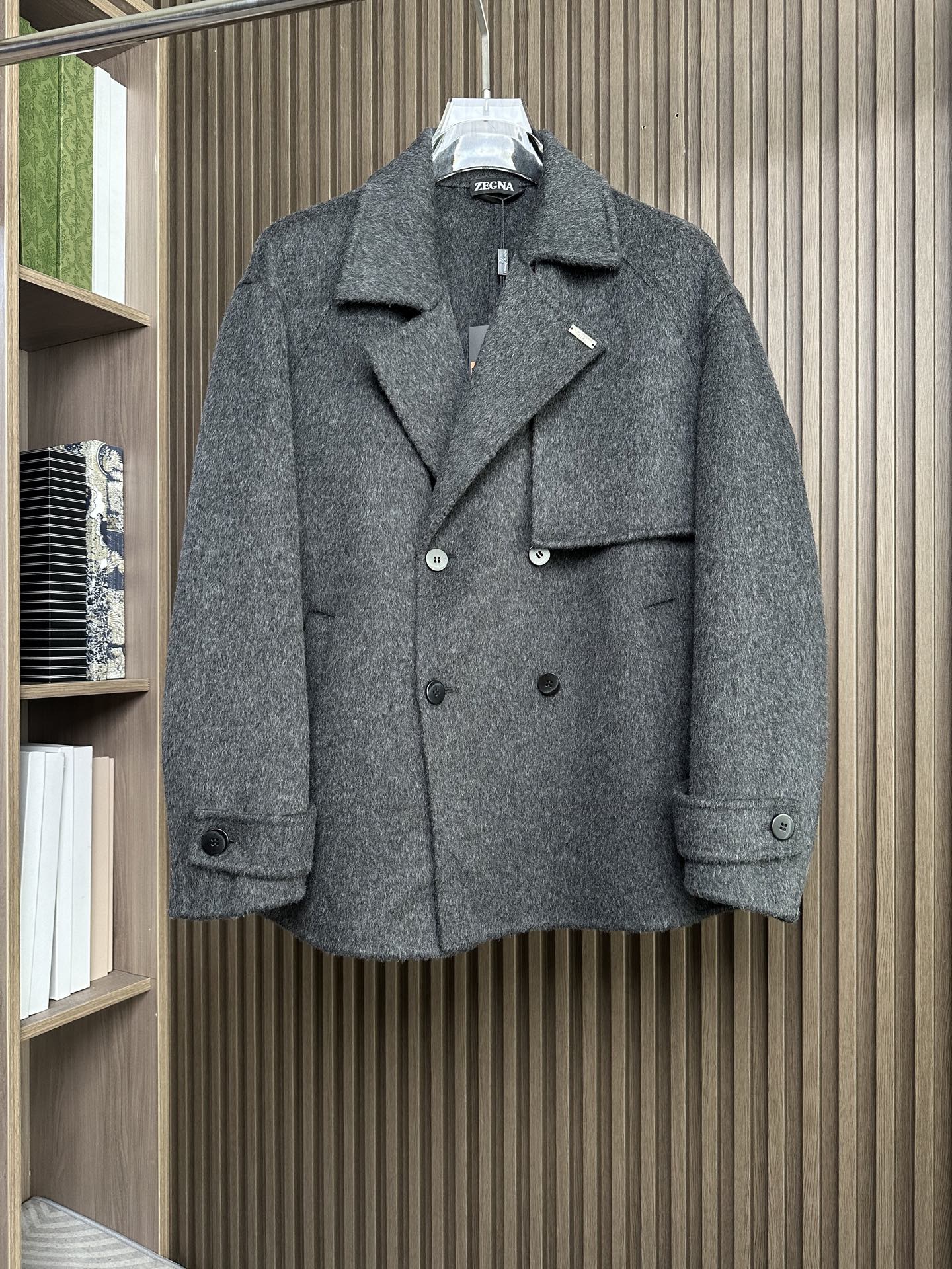 NO:685500,Feather Mode LP Nuoyoupianya 25FW new autumn and winter jacket style wool coat, wool coat interprets the elegance and warmth of winter] The winter wind brings biting and chill, but it also brings fashion opportunities. When the classic herringbone pattern meets wool fabric, a unique coat emerges, adding an irresistible charm to your winter outfit.  With the herringbone texture as the design highlight, the unique pattern seems to tell the story of the years, adding a retro and literary atmosphere to the overall look. Its style is simple yet grand, and the smooth lines outline an elegant outline. Whether it is worn open to show casualness, or buttoned up to create a neat look, it can easily control various styles.  What’s even more surprising is that this coat can be worn with a stand-up collar. The stand-up collar design can not only provide warm protection for your neck in the cold wind, but also instantly enhance your aura and make you stand out from the crowd. When the cold wind blows, stand the collar high, as if you are building a warm barrier for yourself, while still maintaining a sense of fashion.  The choice of fabric is the essence of this coat. The blend of wool and cashmere combines the stiffness of wool with the softness of cashmere. Wool gives the coat good support and warmth, making it able to withstand the severe cold of winter; while the addition of cashmere makes the coat more delicate and skin-friendly to the touch, as if it is wrapped in a layer of soft clouds. This blended fabric is not only comfortable to wear, but also has a high-quality texture, showing a high-quality style.  In terms of color, we have carefully blended two classic tones, dark gray and light coffee. Dark gray is calm and restrained, suitable for you who pursue low-key luxury; light coffee is warm and soft, adding a touch of warm color to winter. No matter what style lover you are, you can find your favorite choice in these two colors. Color Advanced Gray Size M-3XL, loro piana, jackets & coats,19860909羽模式 LP诺悠翩雅25FW秋冬新款夹克款羊毛大衣,羊毛大衣演绎冬日的优雅与温暖】冬日的风,带着凛冽与寒意,却也吹来了时尚的契机.当经典的人字纹邂逅羊毛面料,一件别具一格的大衣应运而生,为你的冬日穿搭增添一抹难以抗拒的魅力. 以人字纹理为设计亮点,独特的纹路仿佛在诉说着岁月的故事,为整体造型增添了复古与文艺的气息.它的款式外形简约而不失大气,流畅的线条勾勒出优雅的轮廓,无论是敞开穿展现随性,还是系上扣子塑造利落感,都能轻松驾驭各种风格. 更令人惊喜的是,这款大衣可以实现立领的穿搭方式.立领的设计不仅能在寒风中为你的脖颈提供温暖的守护,还能瞬间提升气场,让你在人群中脱颖而出.当寒风乍起,将领子高高立起,仿佛为自己筑起一道温暖的屏障,同时又不失时尚感. 而面料的选择,更是这款大衣的精髓所在.羊毛与山羊绒的混纺,兼具了羊毛的挺括与山羊绒的柔软.羊毛赋予了大衣良好的支撑性和保暖性,使其能够抵御冬日的严寒；而山羊绒的加入,则让大衣在触感上更加细腻亲肤,仿佛被一层轻柔的云朵包裹.这种混纺面料不仅穿着舒适,而且质感上乘,彰显出高品质的格调. 在色彩上,我们精心调配了深灰与浅咖两种经典色调.深灰,沉稳内敛,适合追求低调奢华的你；浅咖,温暖柔和,为冬日增添一抹温馨的色彩.无论你是哪种风格爱好者,都能在这两款颜色中找到属于自己的心仪之选. 颜色高级灰 码数M-3XL,,loro piana,jackets & coats,,Men's clothing